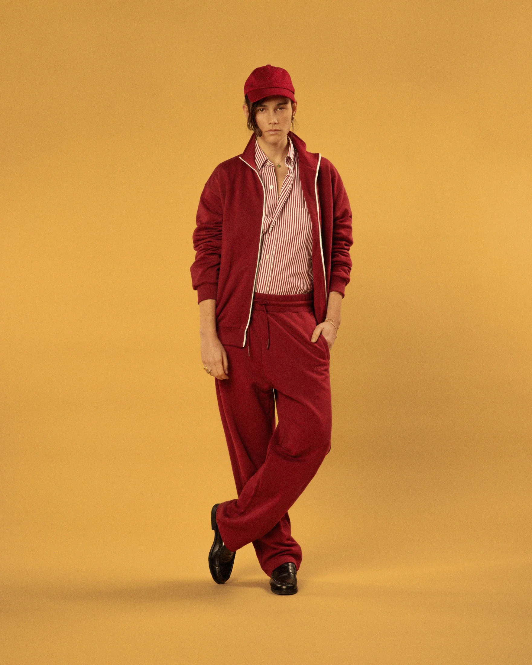 photographe e-commerce bourg en bresse – shooting e-commerce réseaux sociaux Drôle de Monsieur Tracksuit rouge