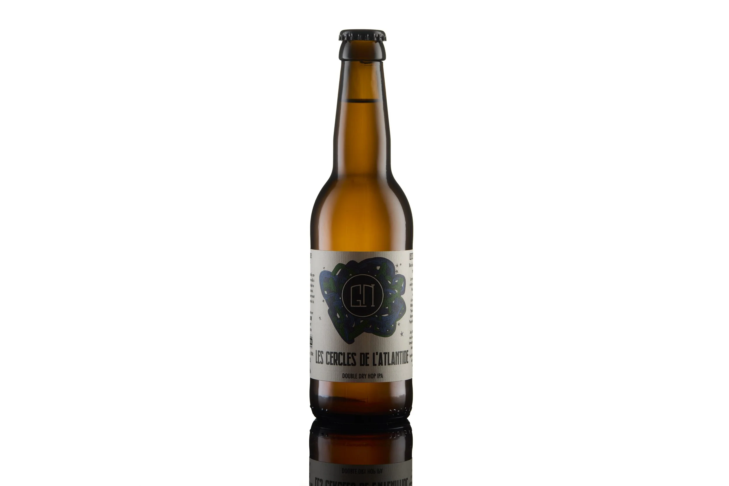 Bouteille de bière ambrée avec étiquette blanche, logo circulaire noir et graphique coloré, texte 'Les Cercles de l'Atlantide'