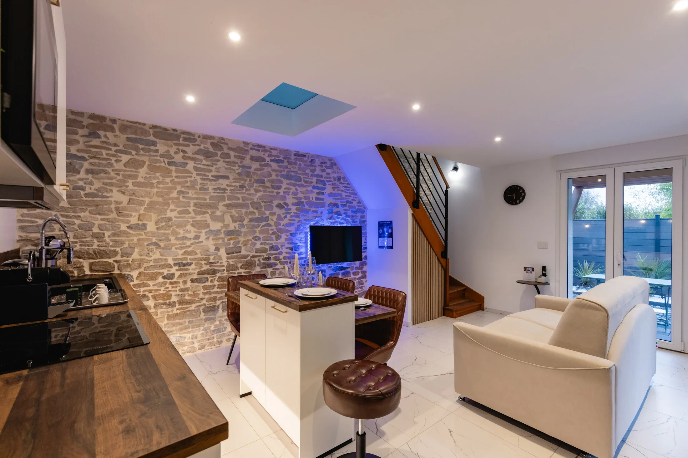 photographe immobilier bourg en bresse – Cuisine et salon d'un logement locatif géré par La Conciergerie Bressane