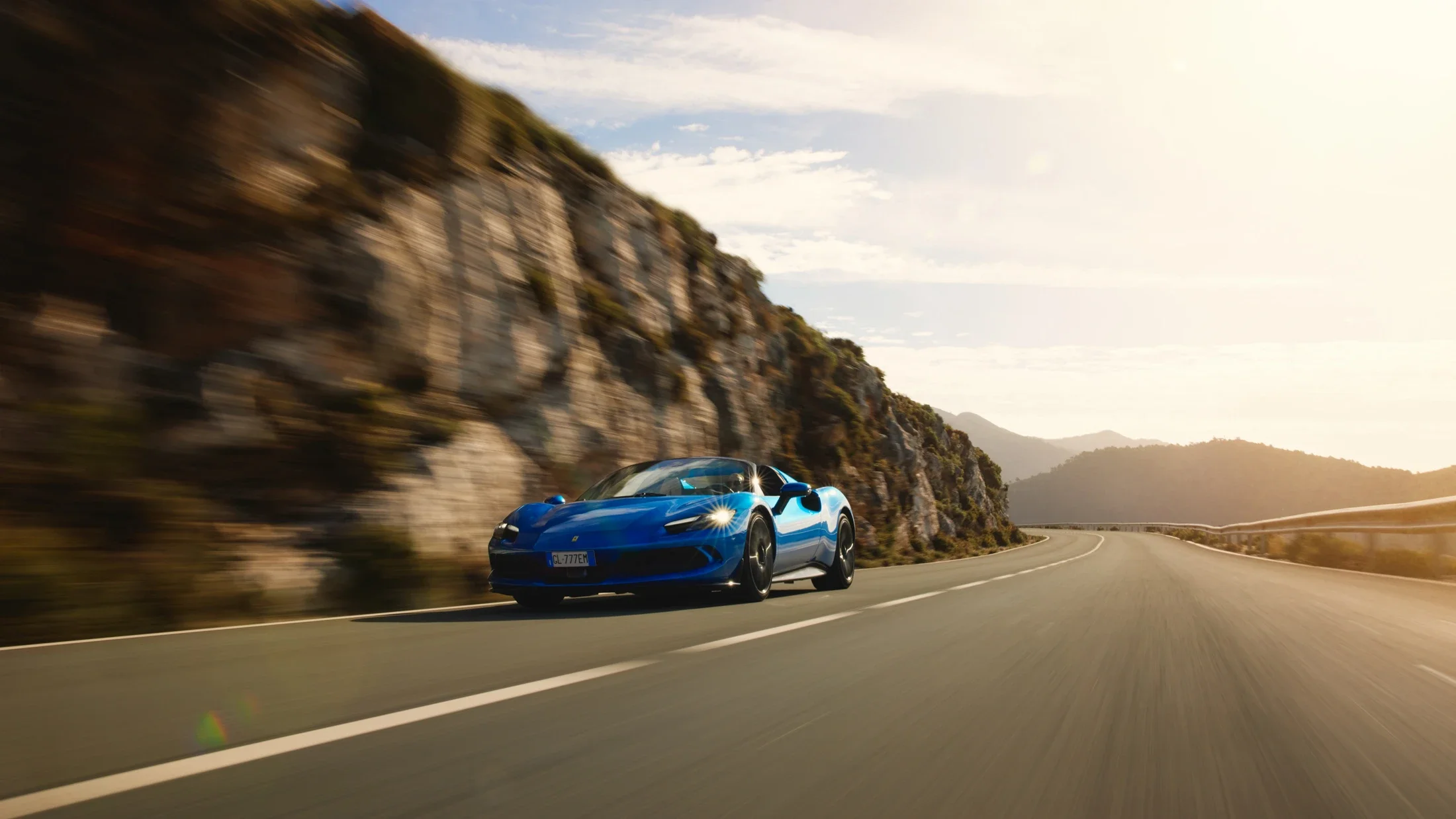 photographe automobile bourg en bresse – Essaie presse Ferrari 296 GTS bleu route Andalousie Espagne avant montagne
