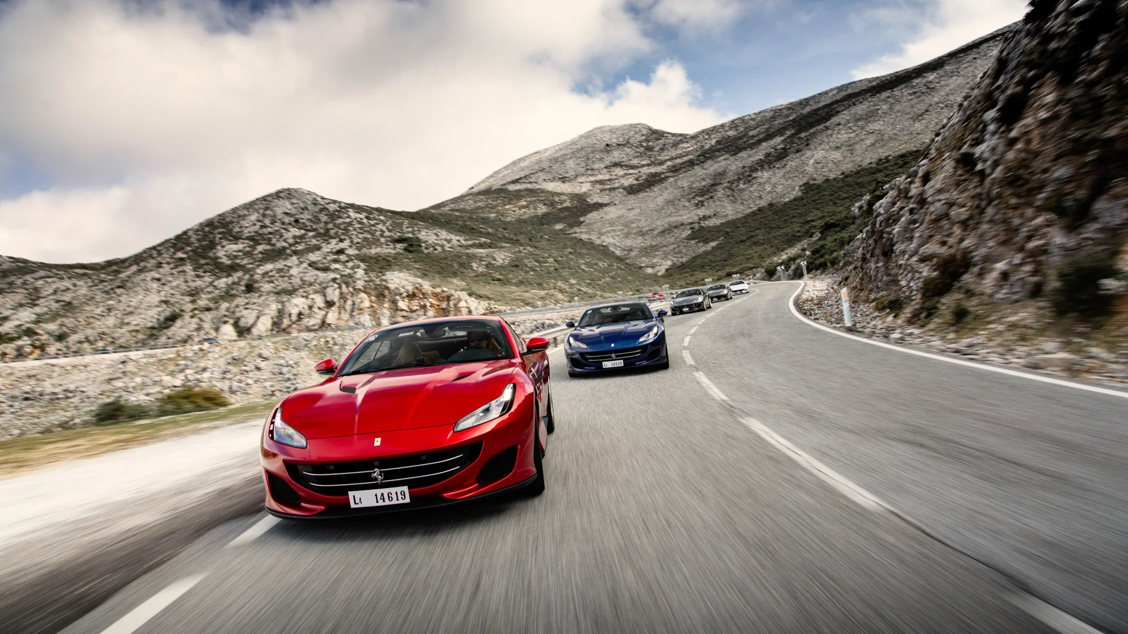 photographe automobile bourg en bresse – image communication Ferrari Portofino parade route montagne Espagne Marbella