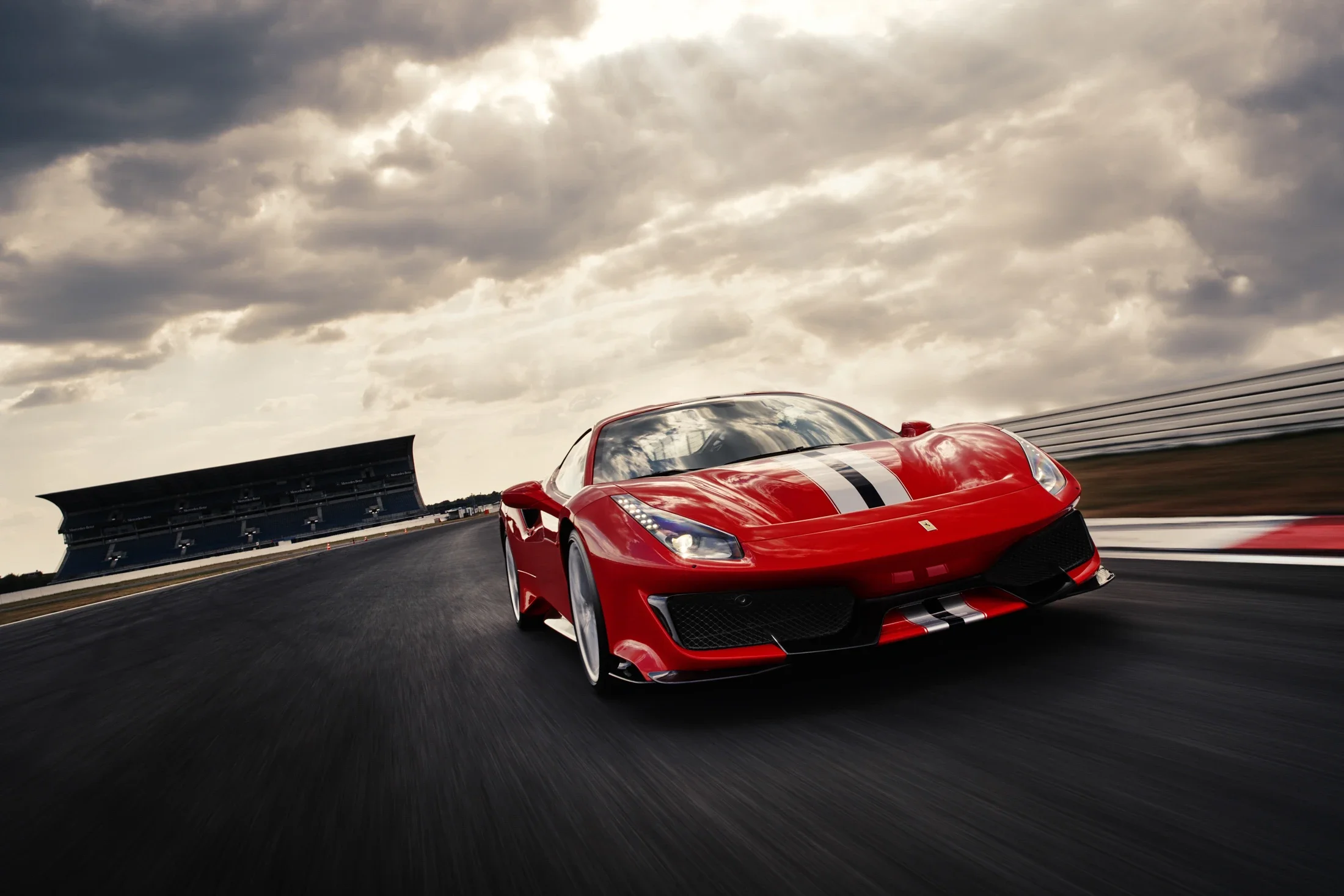 photographe automobile bourg en bresse – Ferrari 488 Pista circuit Hockenheim Allemagne ciel