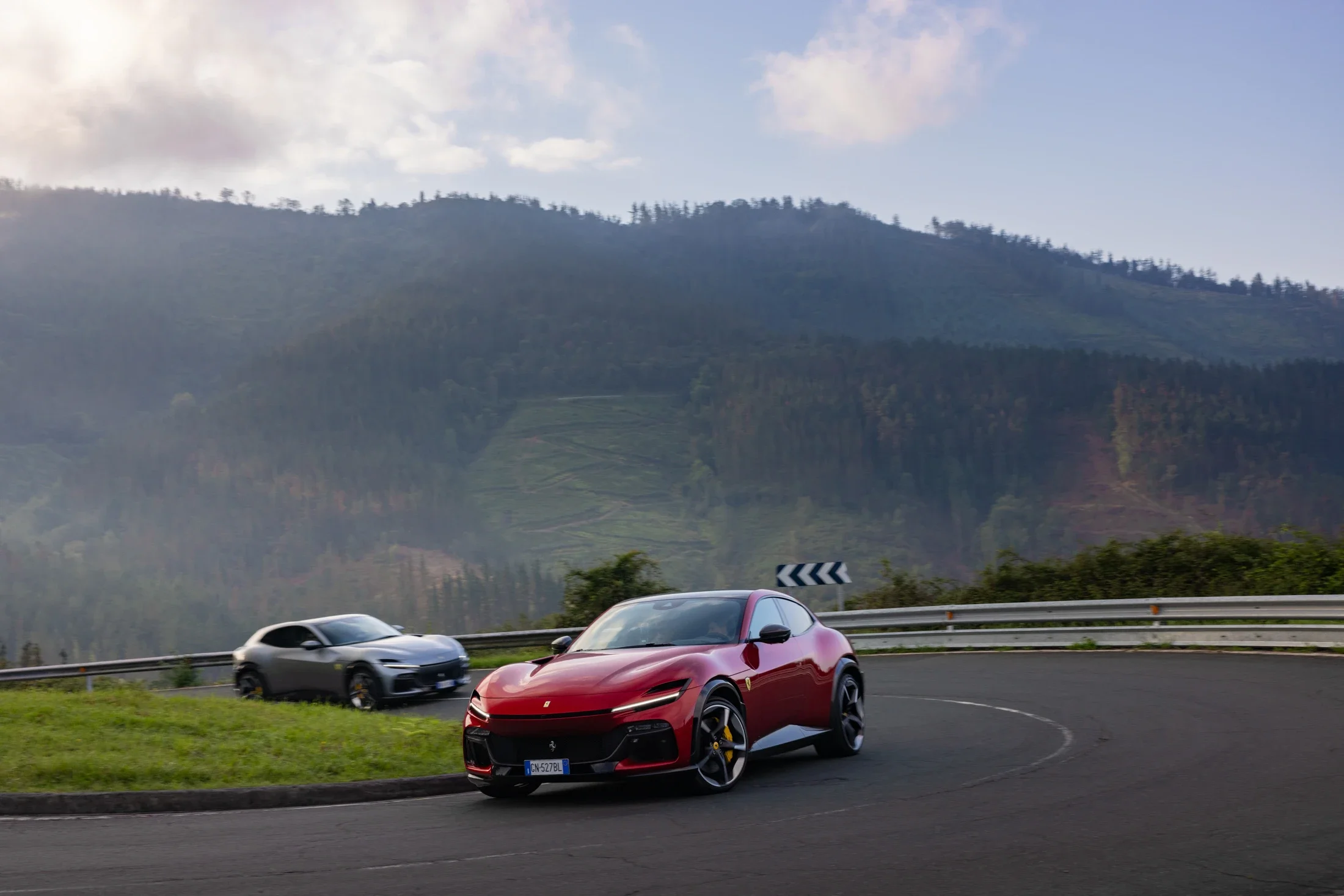 photographe automobile bourg en bresse – Ferrari European road tour Purosangue voitures presse Espagne pays basque montagne