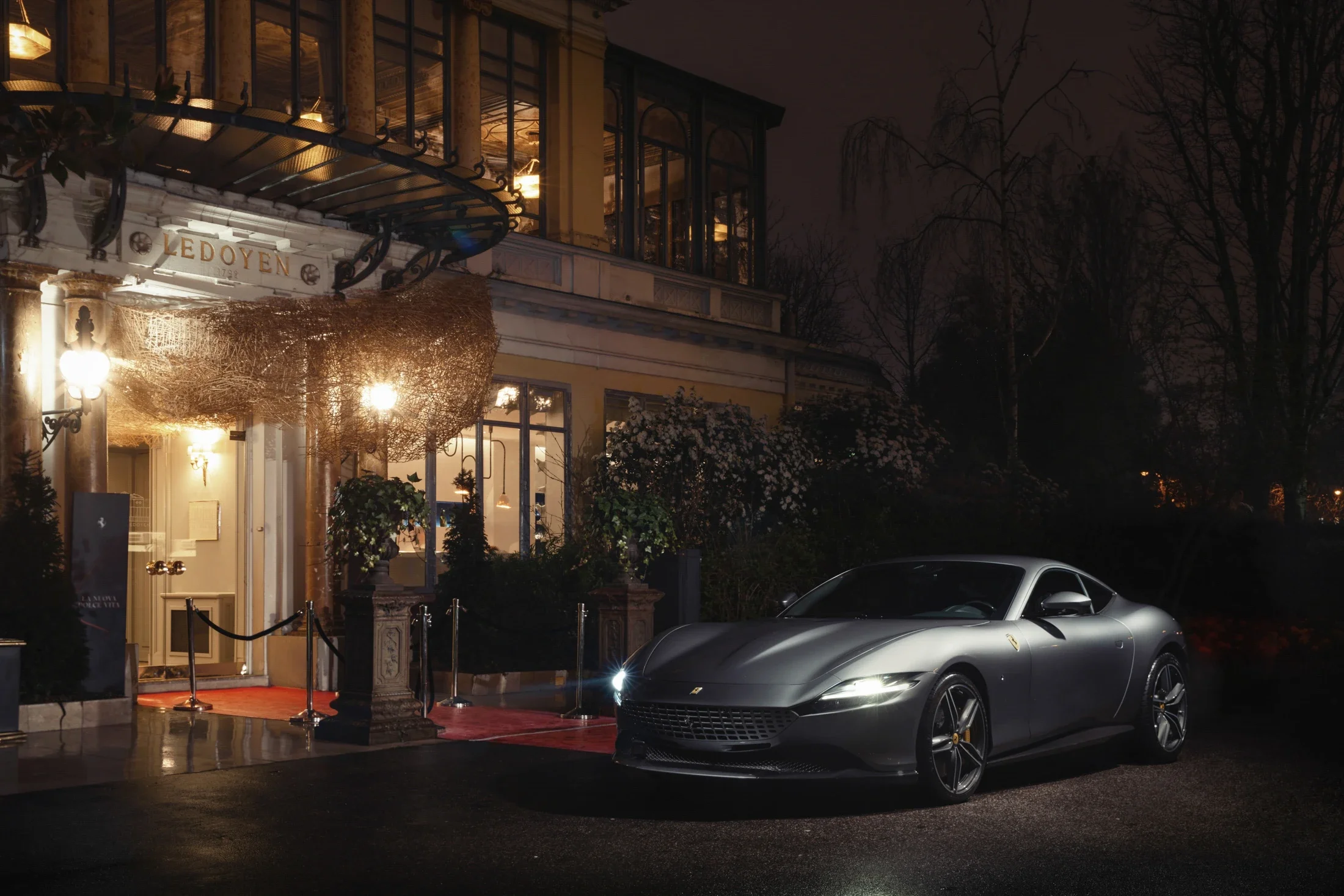 photographe automobile bourg en bresse – image communication Ferrari Roma statique restaurent Le Doyen Paris 