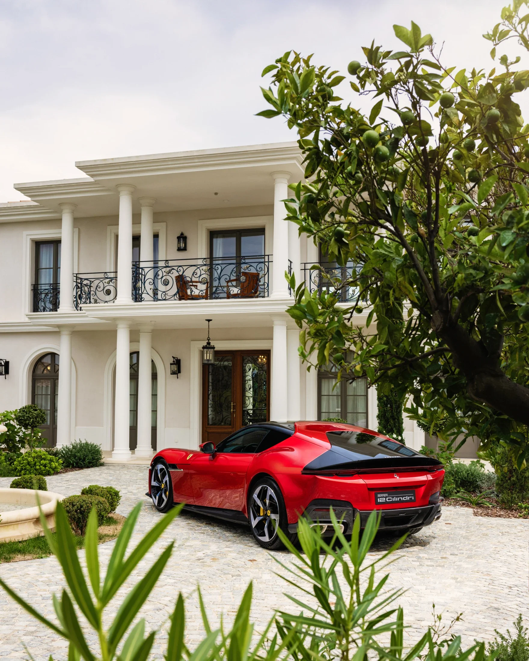 photographe automobile bourg en bresse – ferrari 12 cilindri shooting statique extérieur Villa luxe Cannes 