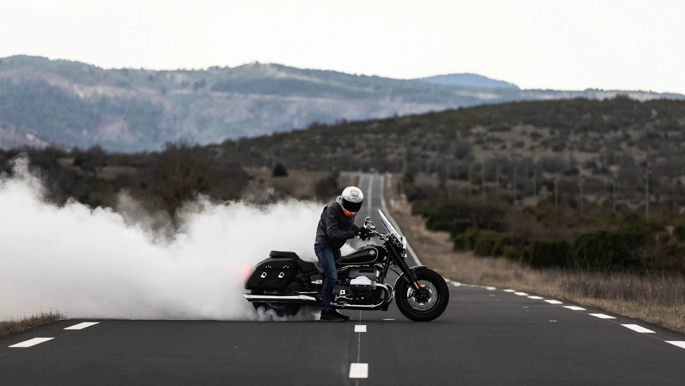 photographe bourg en bresse, Ain, Rhone Alpes, France - portfolio, Burn d'un pilote sur une BMW motorrad R18 au milieu d'une route du sud de la France