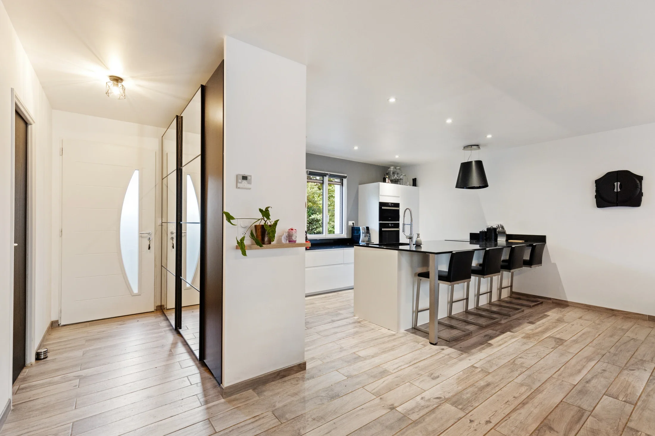 photographe immobilier bourg en bresse – Intérieur maison revermont, entrée et cuisine