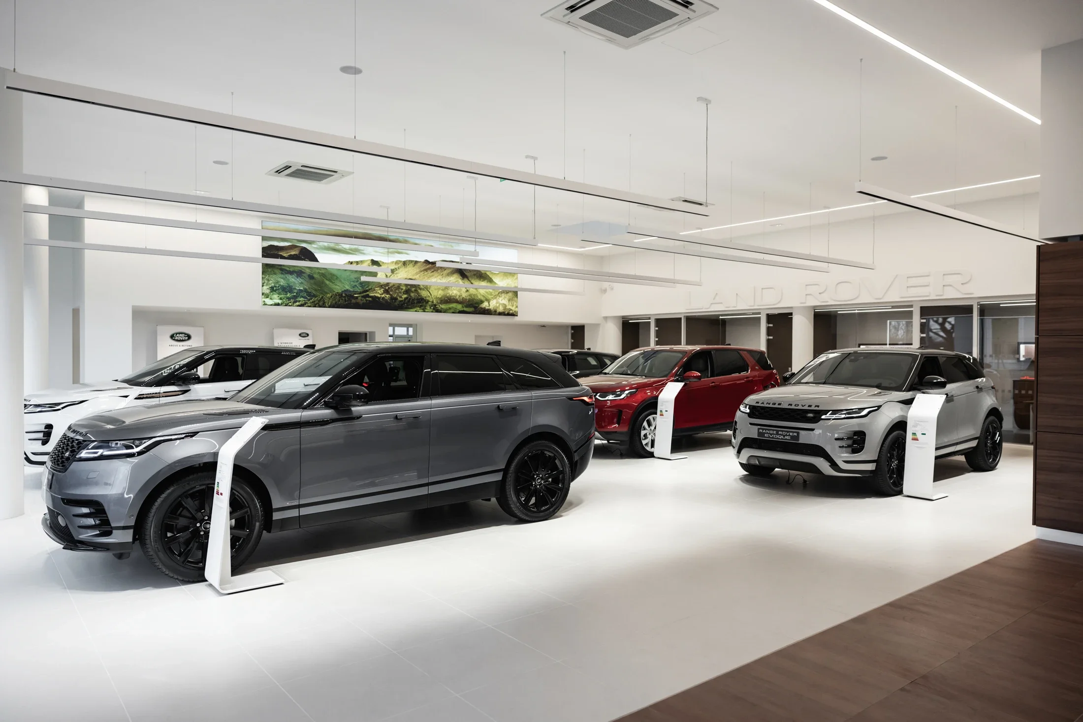 photographe corporate bourg en bresse – Reportage concession Land Rover Macon Nord Automobiles, véhicule d'exposition