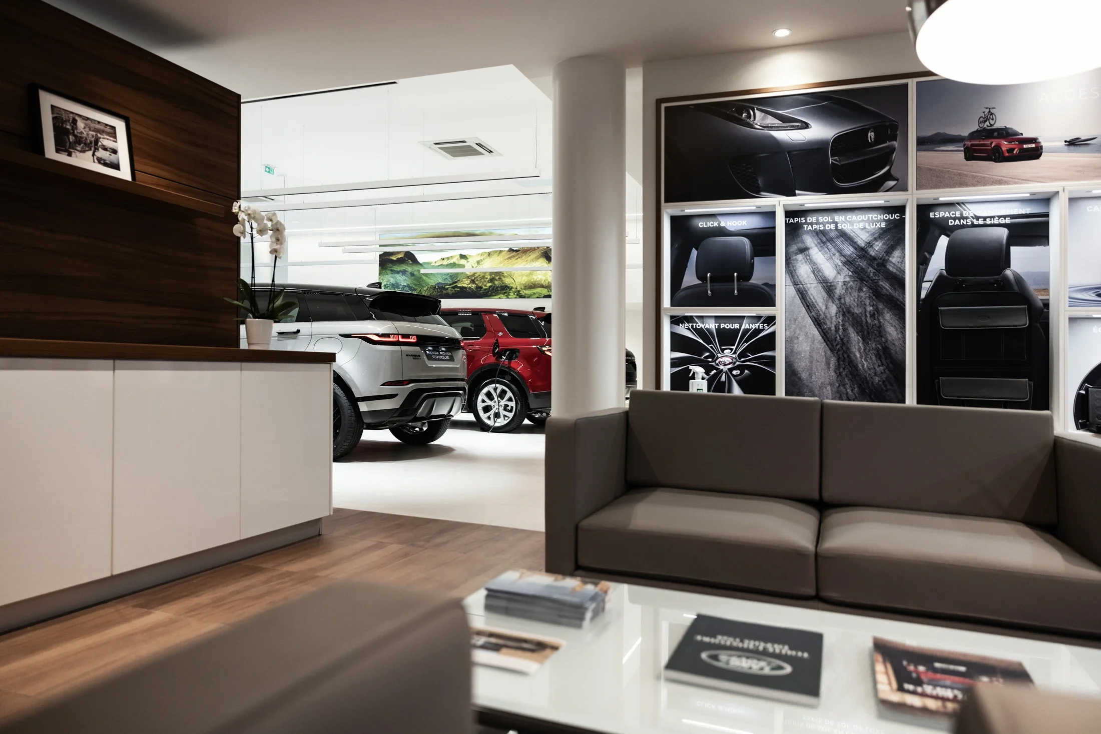 photographe corporate bourg en bresse – Reportage concession Land Rover Macon Nord Automobiles, salon d'attente 