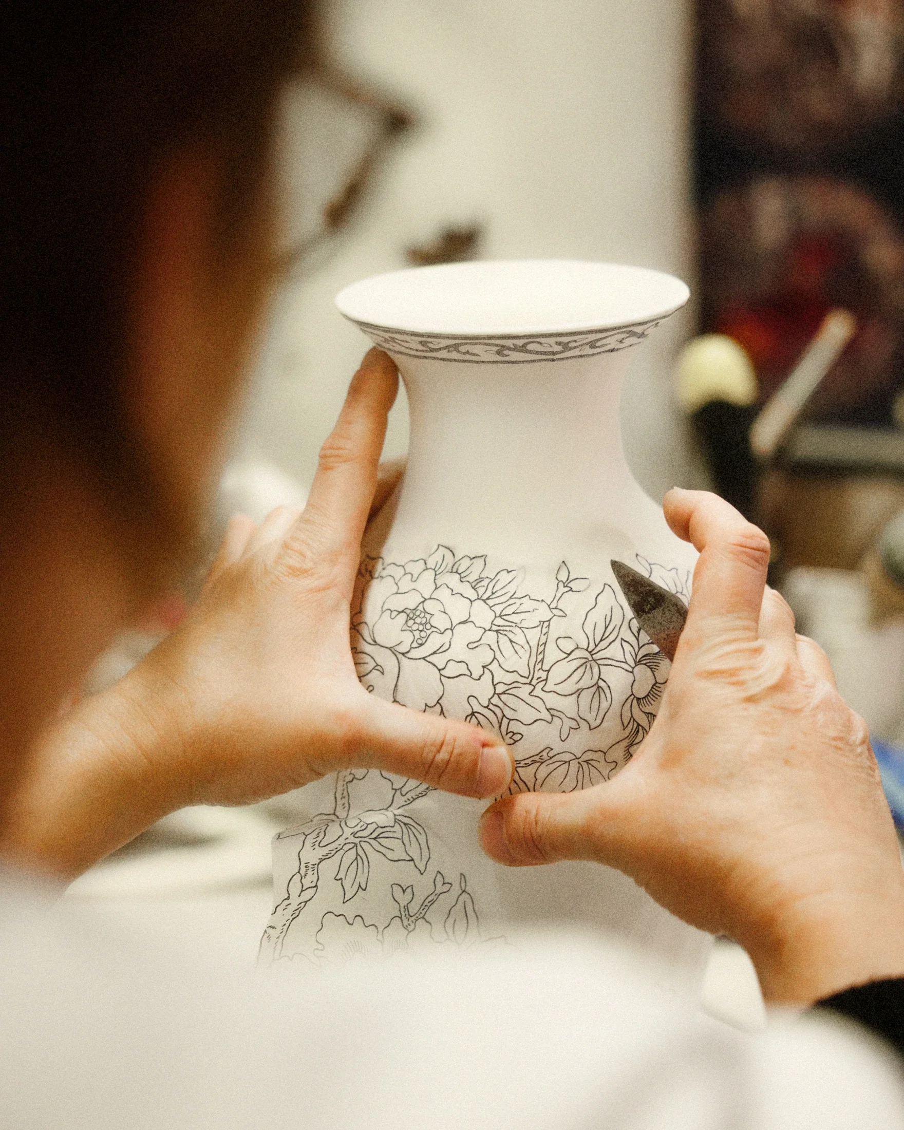 photographe corporate bourg en bresse – Détail peinture faïencerie de Gien avec artisan