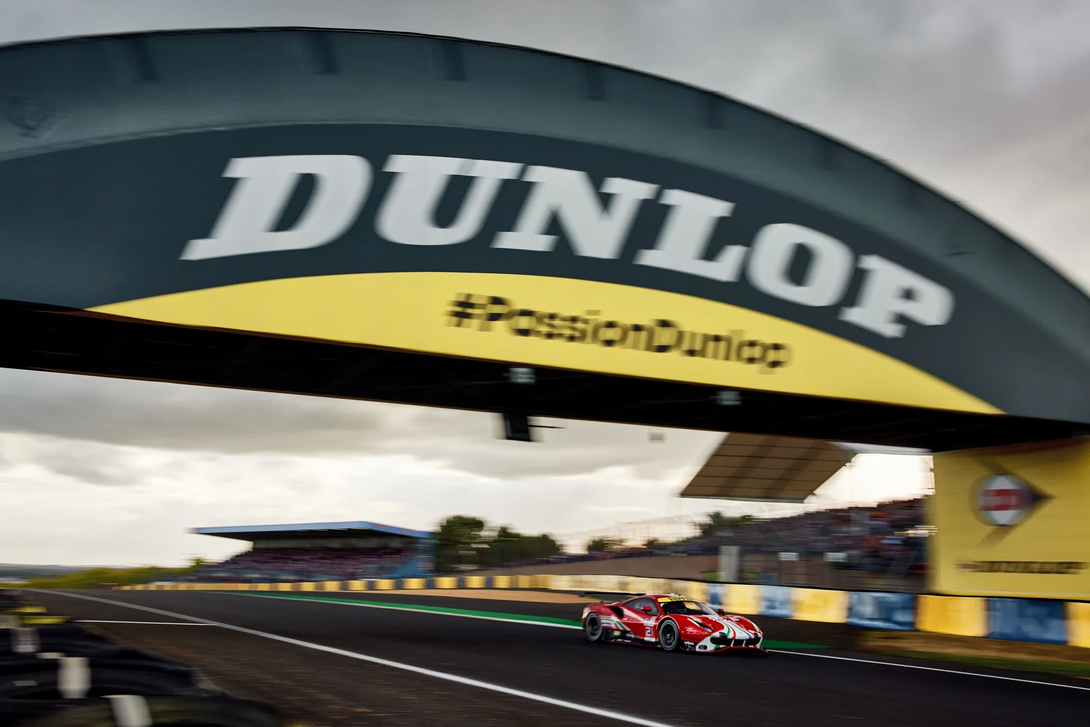 photographe automobile bourg en bresse – Reportage Team Ferrari AF CORSE 21 WEC circuit 24H du Mans passerelle Dunlop