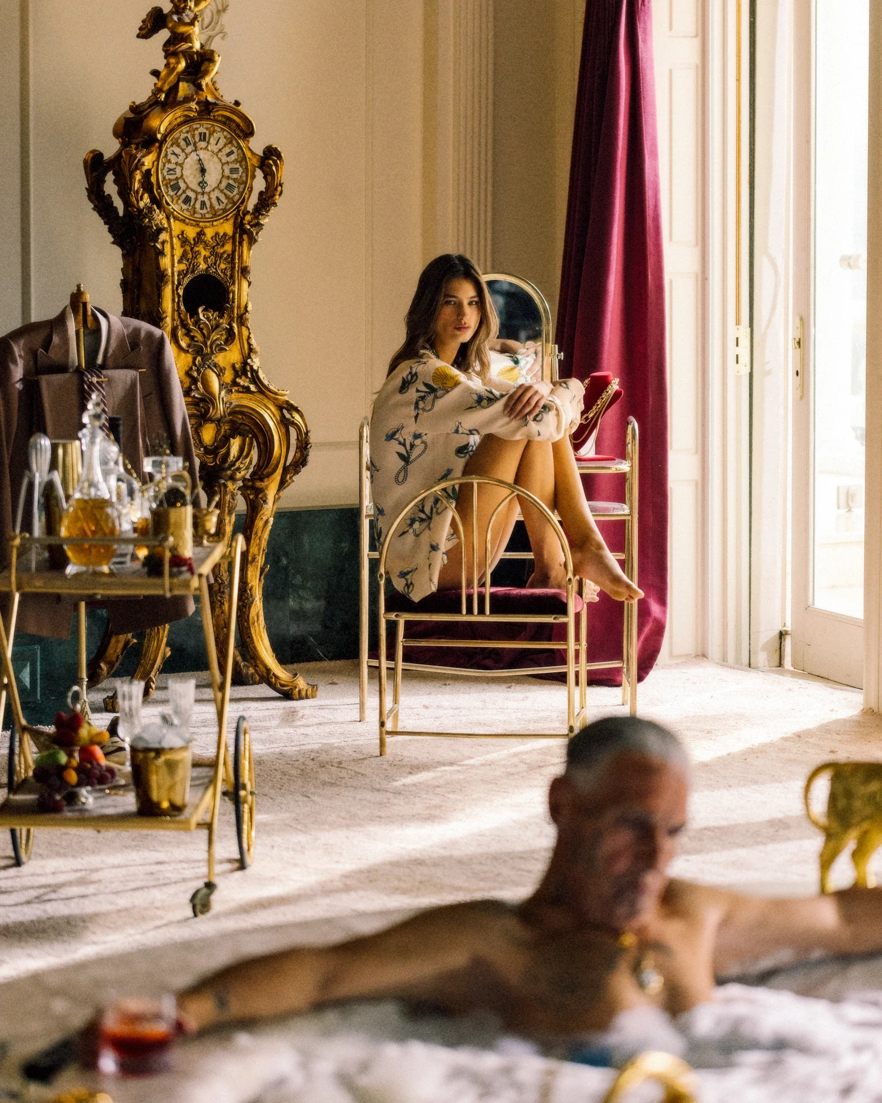 photographe e-commerce bourg en bresse – Lookbook Drôle de Monsieur Film Il Leone, femme regarde le jacuzzi