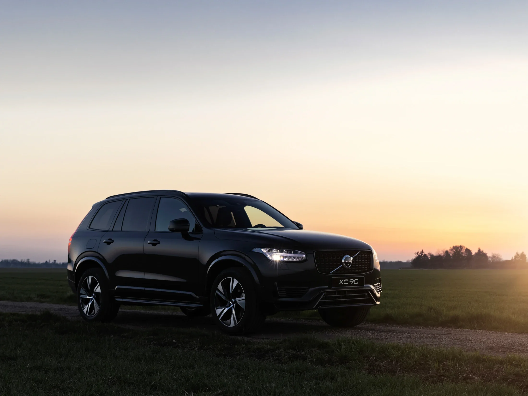 photographe automobile bourg en bresse – image communication Volvo XC90 concession Corsin automobiles Macon France statique couché soleil