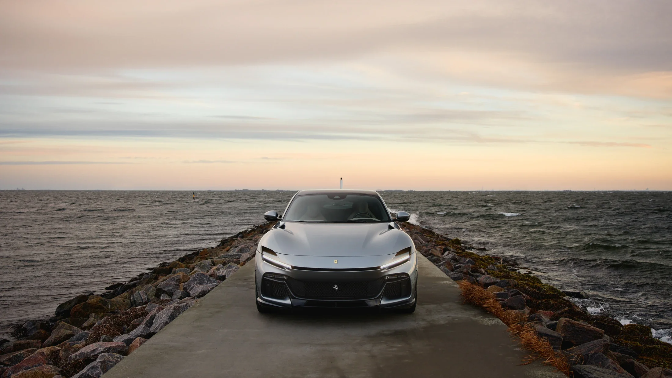 photographe automobile bourg en bresse – Ferrari West Europe réseaux sociaux communication Ferrari Purosangue gris mer paysage Copenhague 