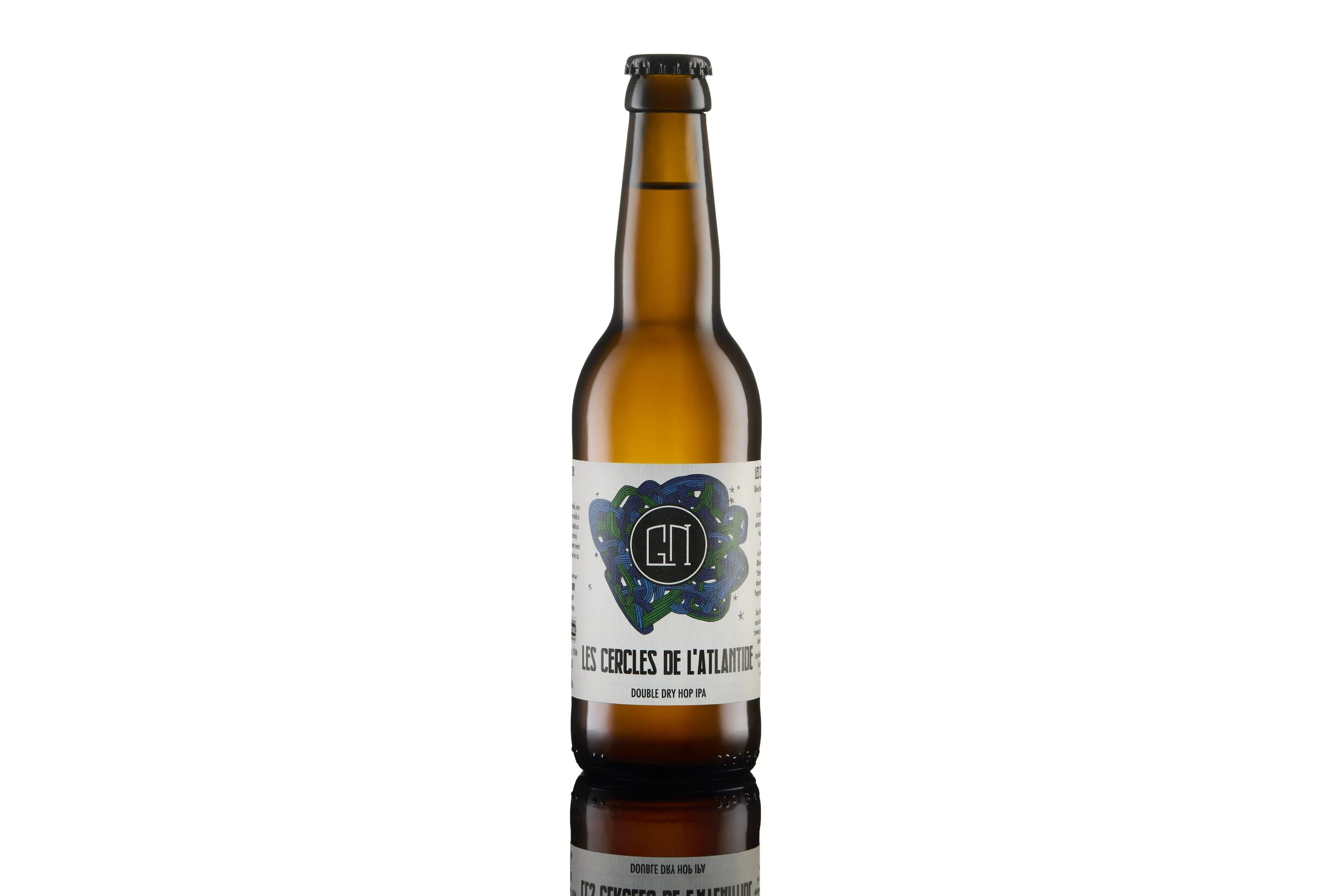 Bouteille de bière ambrée avec étiquette blanche et design artistique, nom "Les Cercles de l'Atlantide" visible.