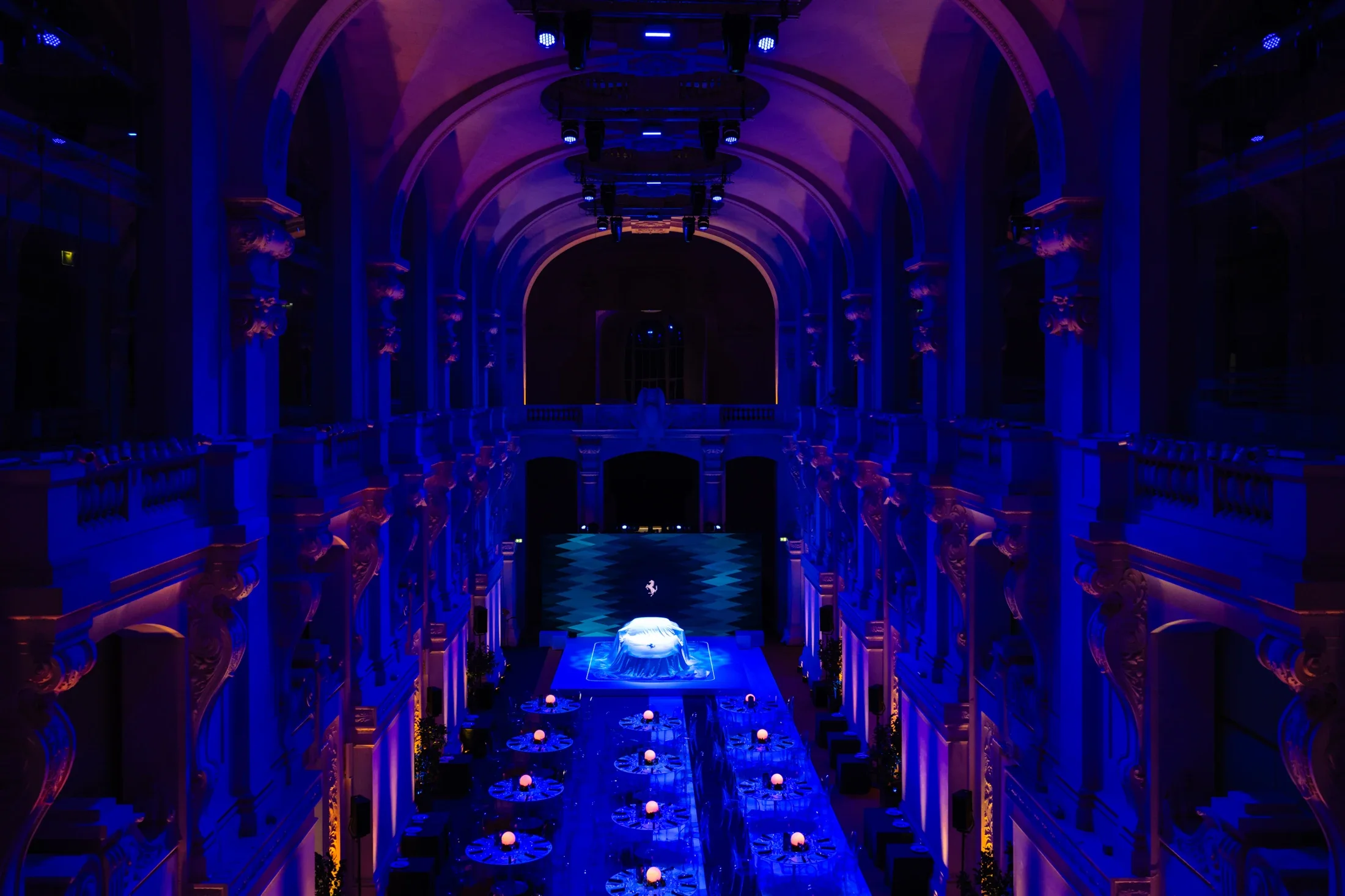 photographe évènementiel bourg en bresse – Reportage évènement lancement Ferrari Amalfi au Louvre à Paris, salle de diner