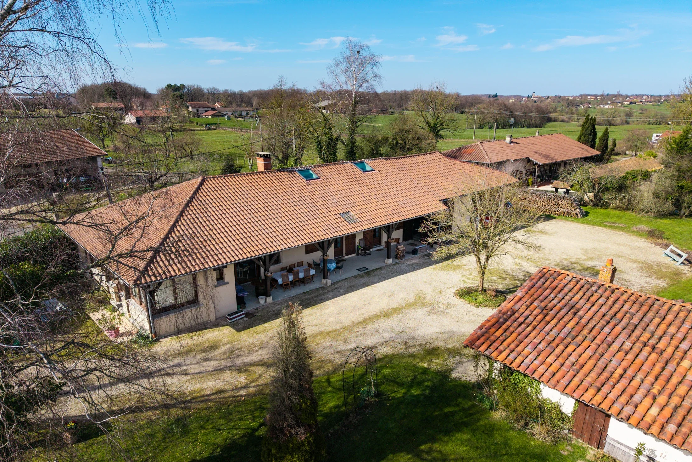 photographe immobilier bourg en bresse – Ferme bressane à Saint Etienne du Bois vendue par Acti Immo
