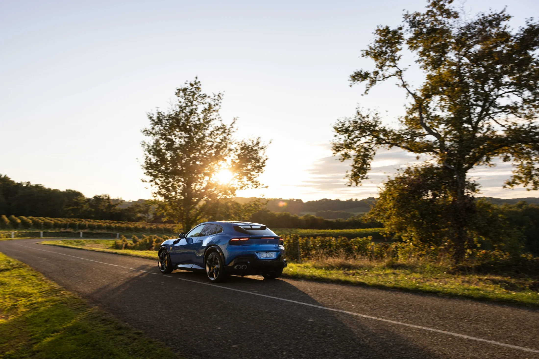 photographe automobile bourg en bresse – Ferrari European road tour Purosangue bleu vignoble bordelais road trip