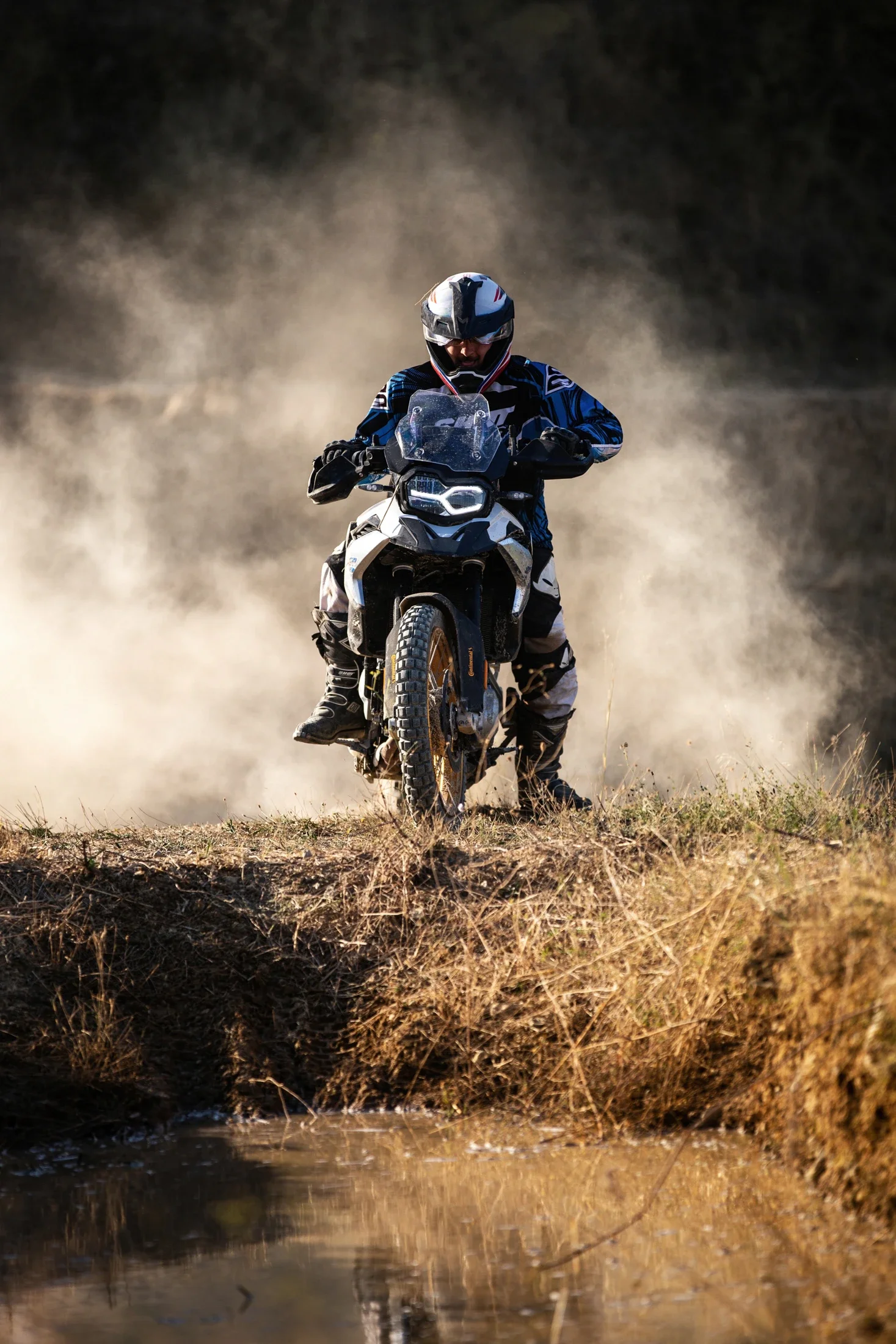 image communication BMW motorrad GS Trophy sud de la France fumée poussière