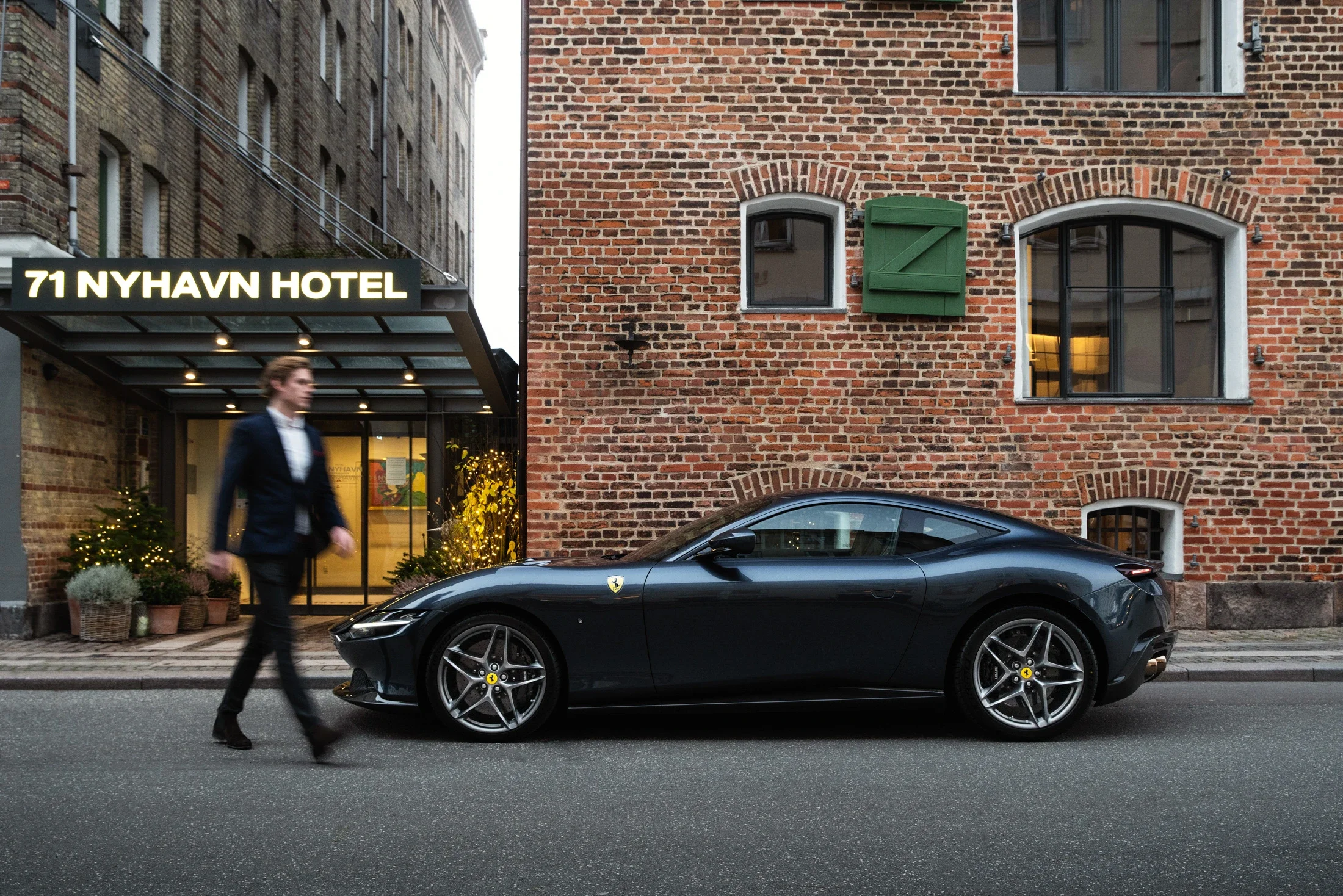 photographe automobile bourg en bresse – image communication Ferrari Roma Copenhague homme voiture hôtel