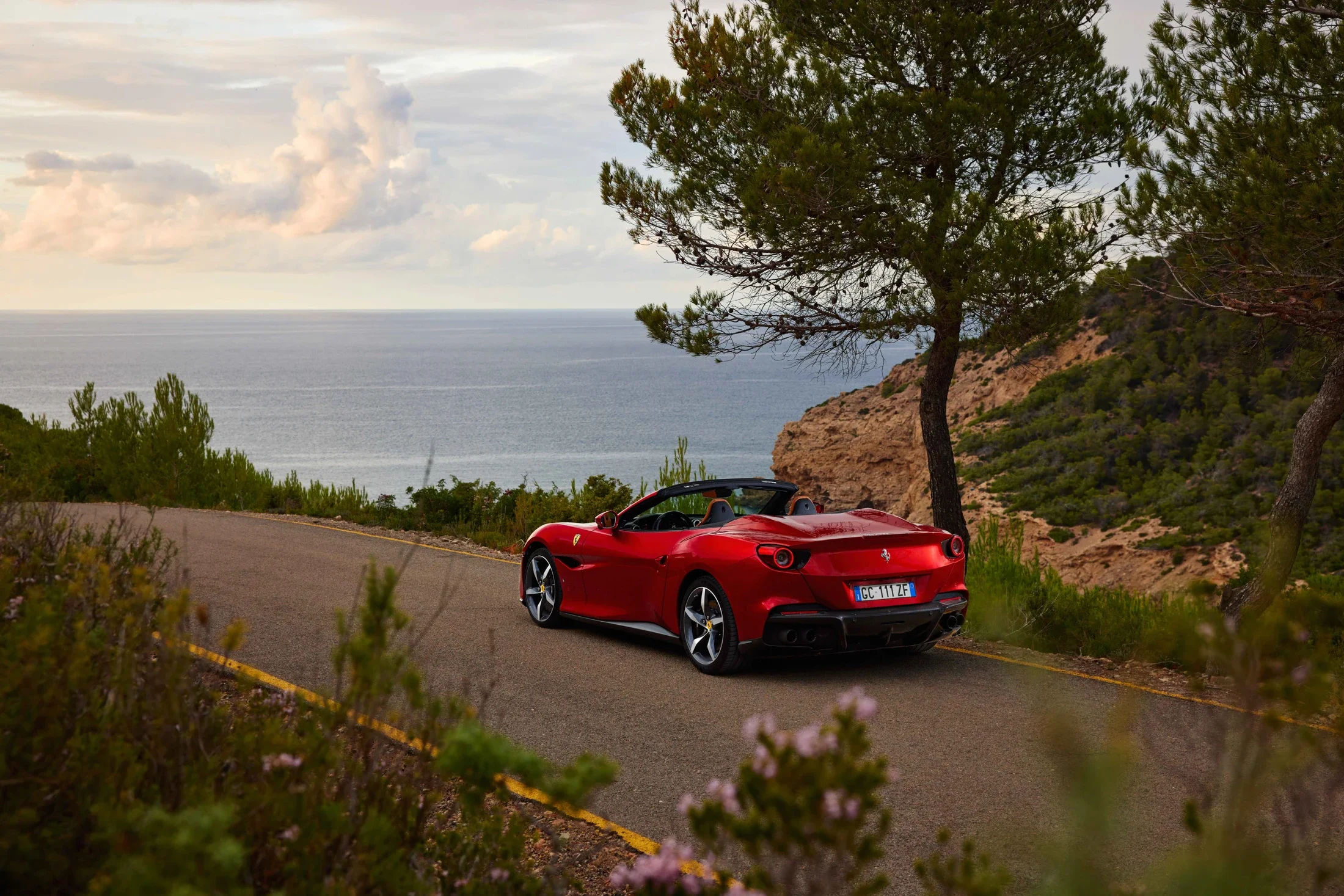 photographe automobile bourg en bresse – statique Ferrari Portofino M route Ibiza mer