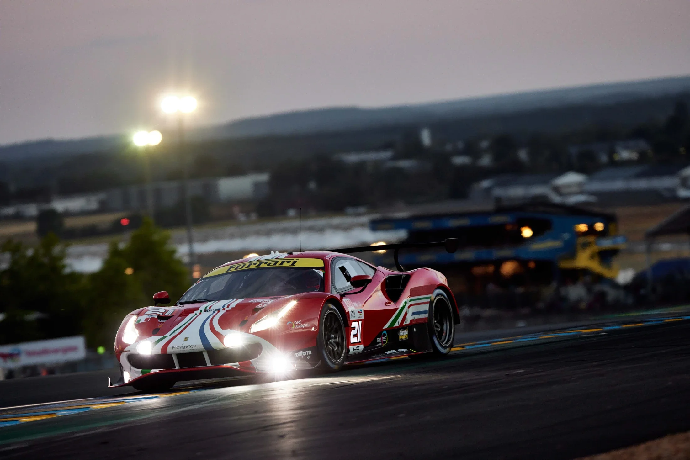 photographe automobile bourg en bresse – Reportage Team Ferrari AF CORSE 21 WEC circuit 24H du Mans nocturne