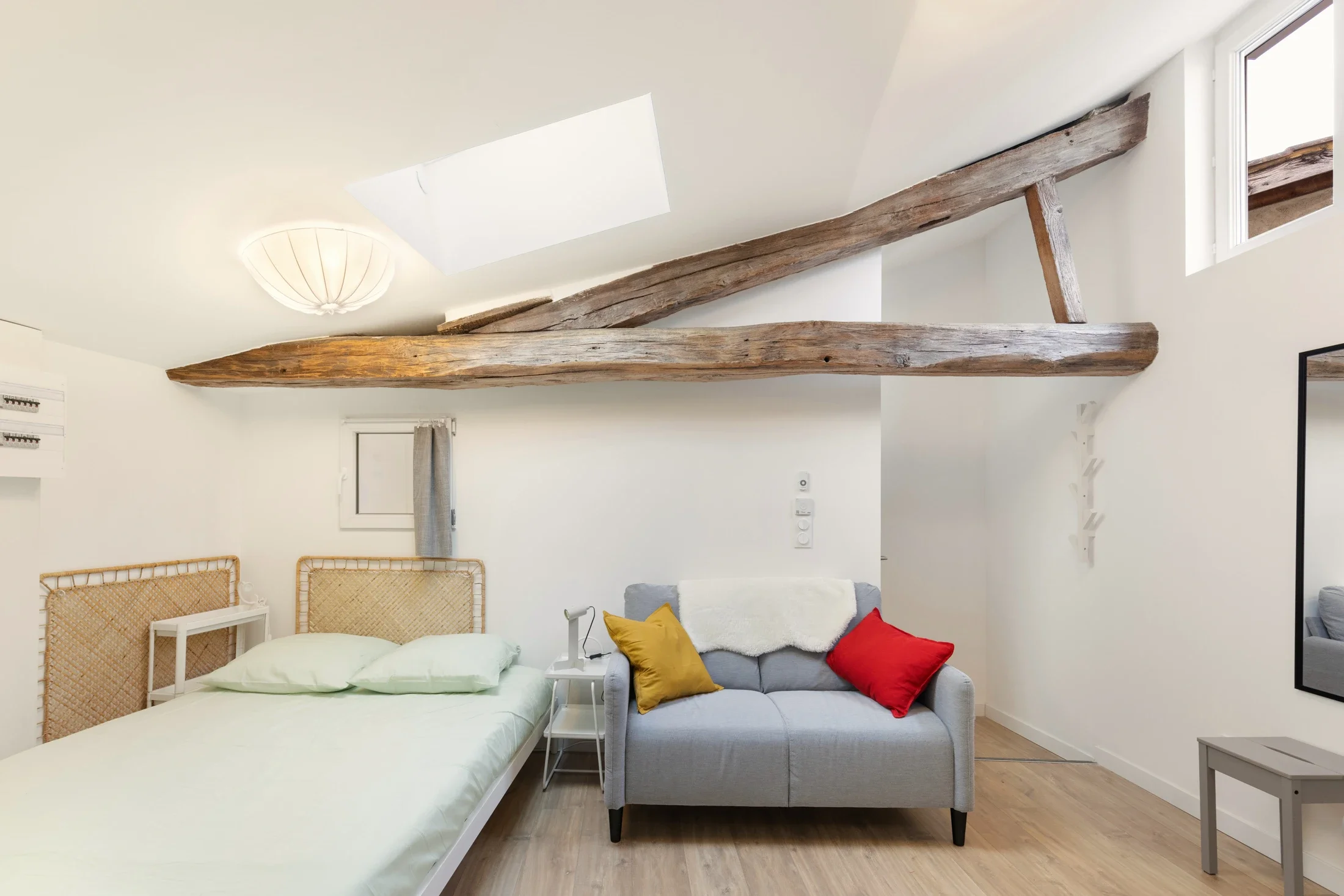 photographe immobilier bourg en bresse – Chambre d'un studio locatif à bourg en bresse géré par La Conciergerie Bressane