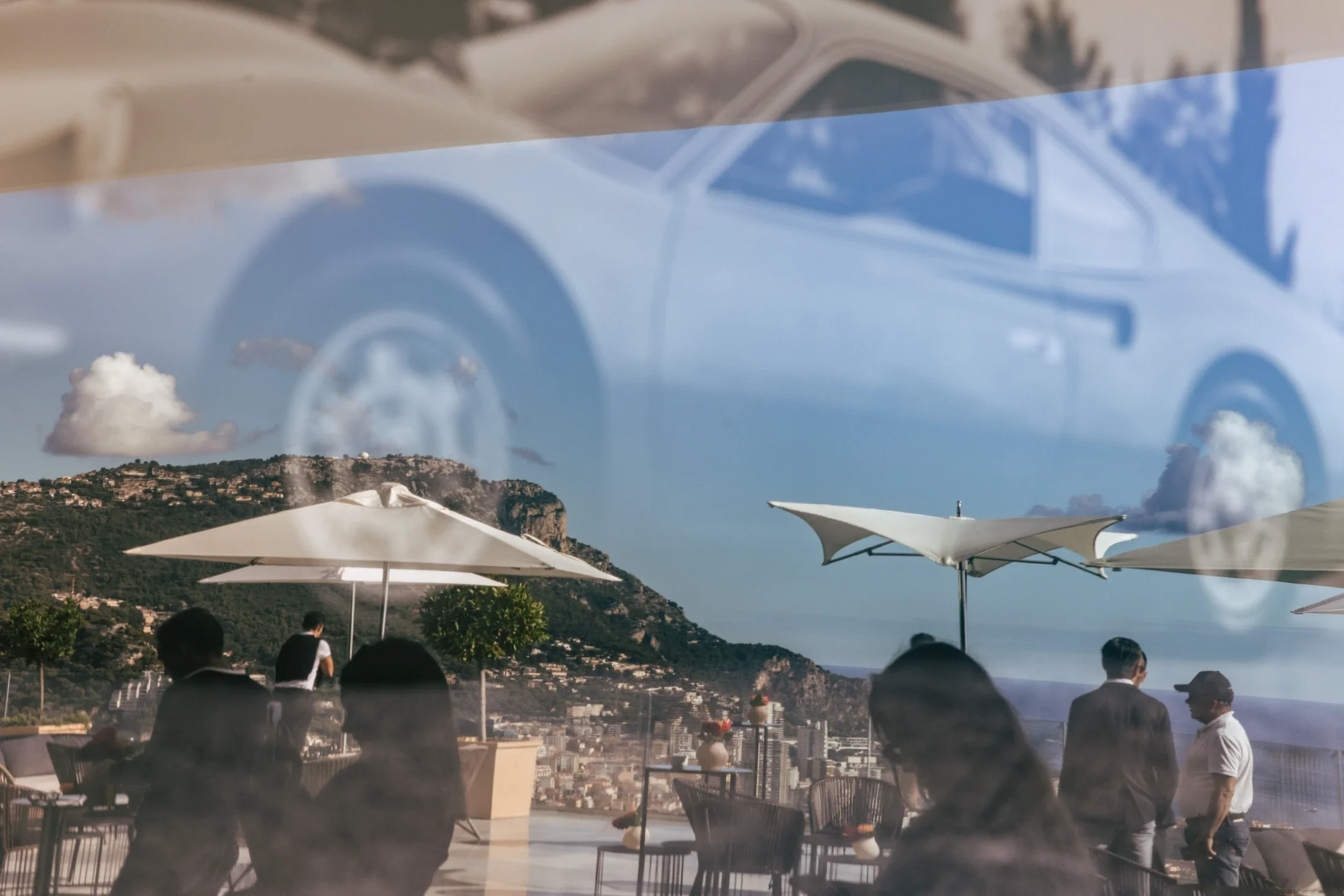 photographe évènementiel bourg en bresse – Reportage évènement Ferrari à Monaco, réflection paysage dans une photographie de Ferrari 