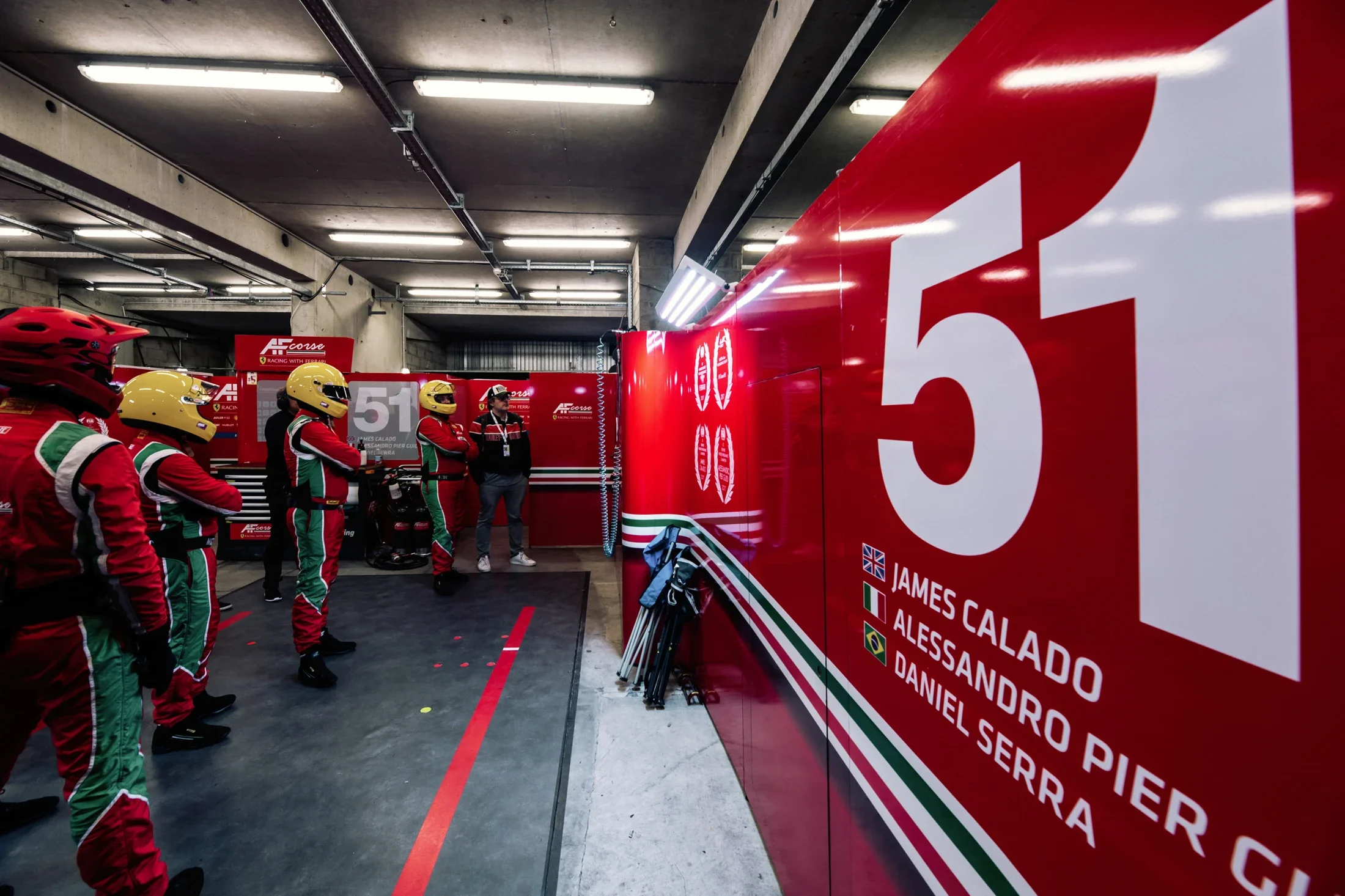 photographe automobile bourg en bresse – Reportage Team Ferrari AF CORSE WEC 2019 Box Ferrari 51 mécaniciens