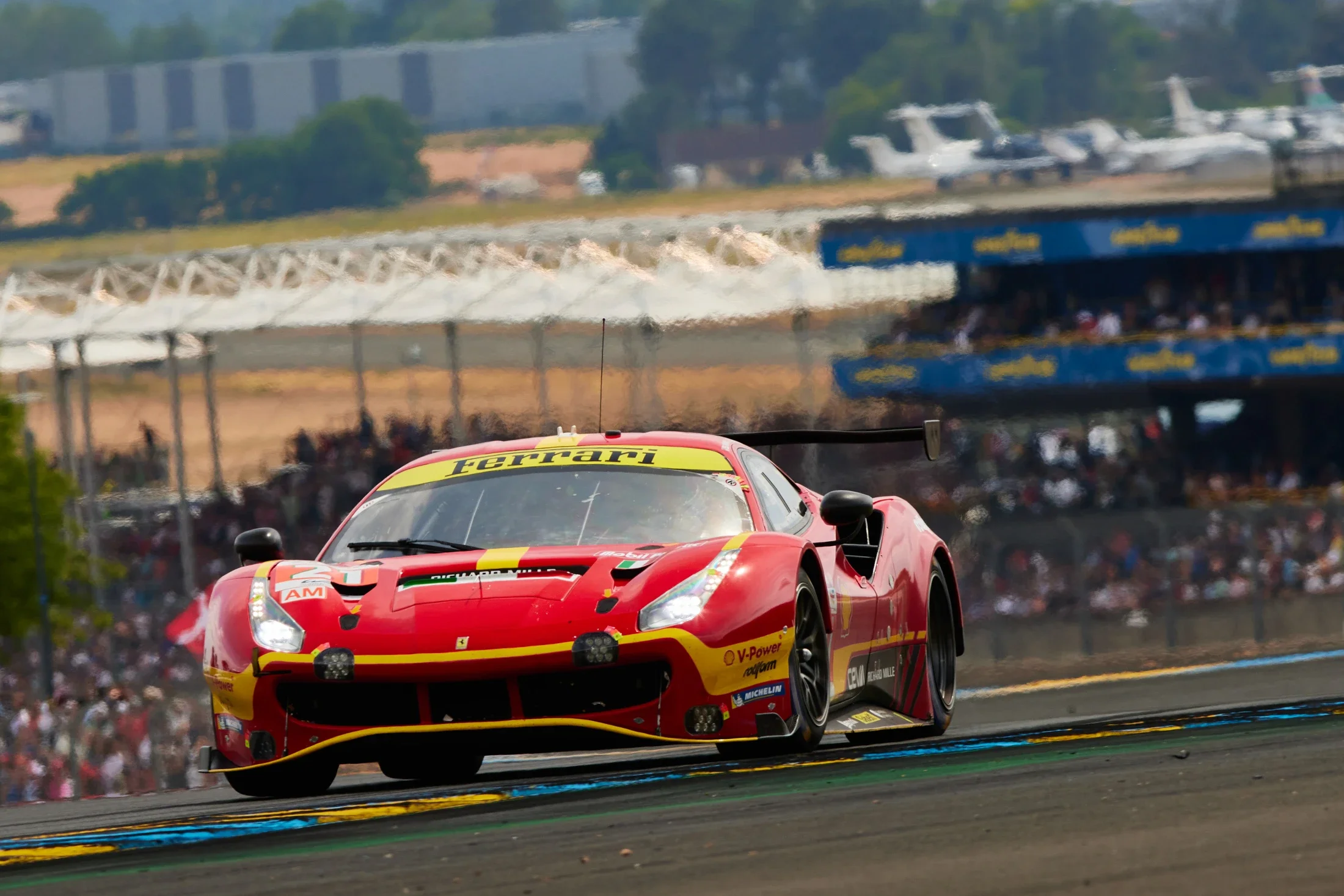 photographe automobile bourg en bresse – Reportage Team Ferrari AF CORSE 21 WEC Circuit des 24H du Mans chicane Dunlop