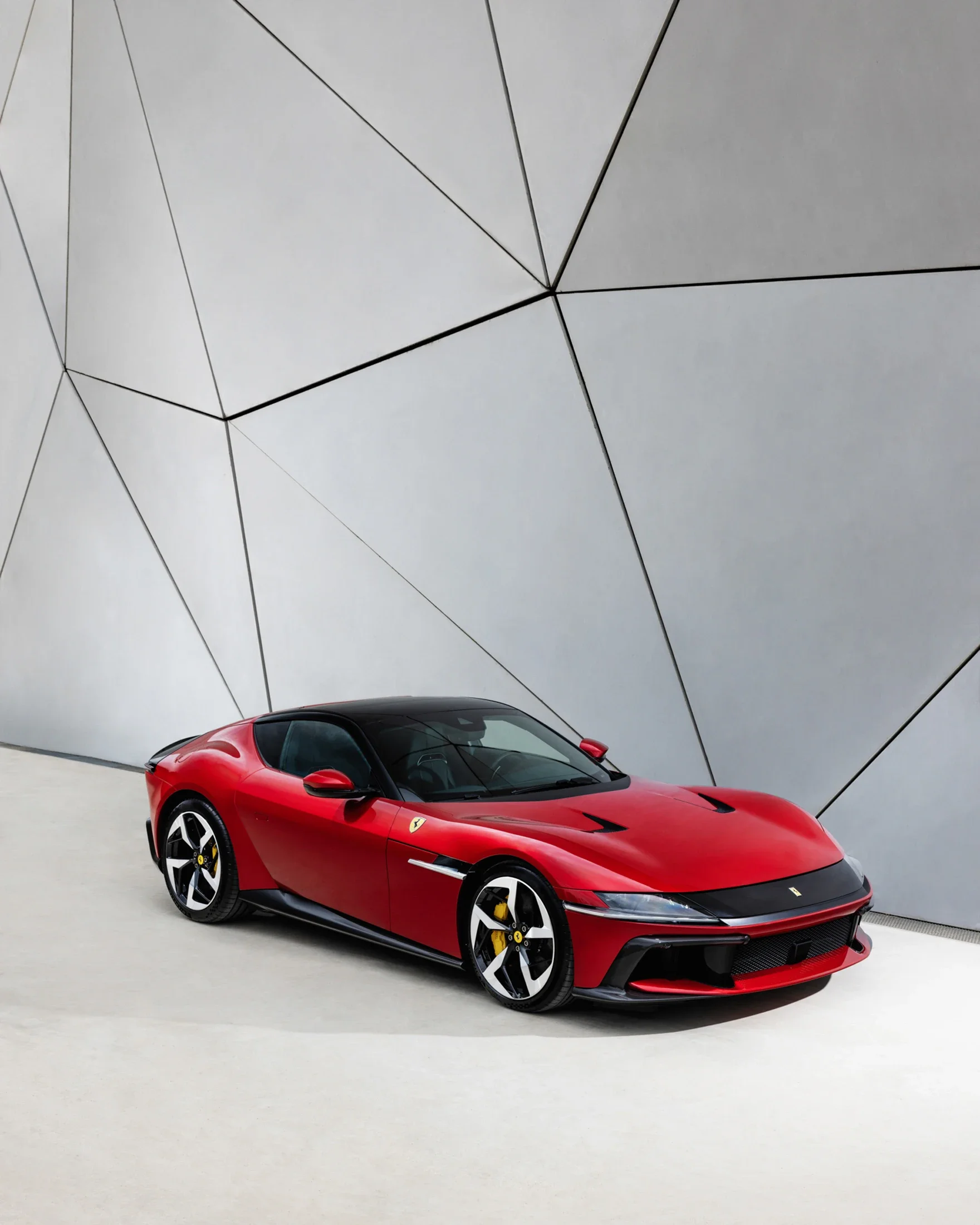 photographe automobile bourg en bresse – ferrari 12 cilindri shooting statique extérieur Cannes bâtiment moderne éclairage artificiel