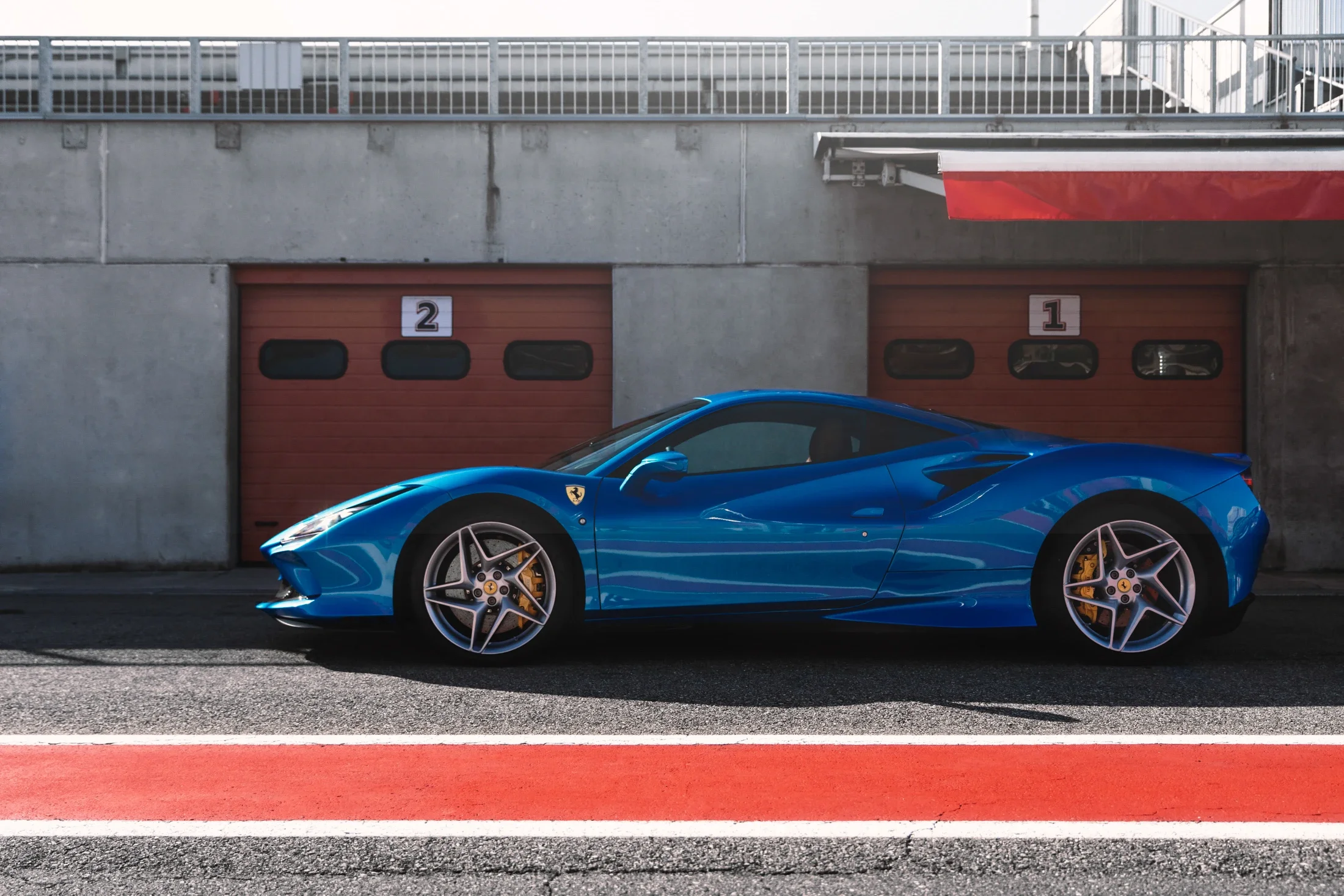 photographe automobile bourg en bresse – Test drive Ferrari F8 Tributo circuit Varano Italie pitlane