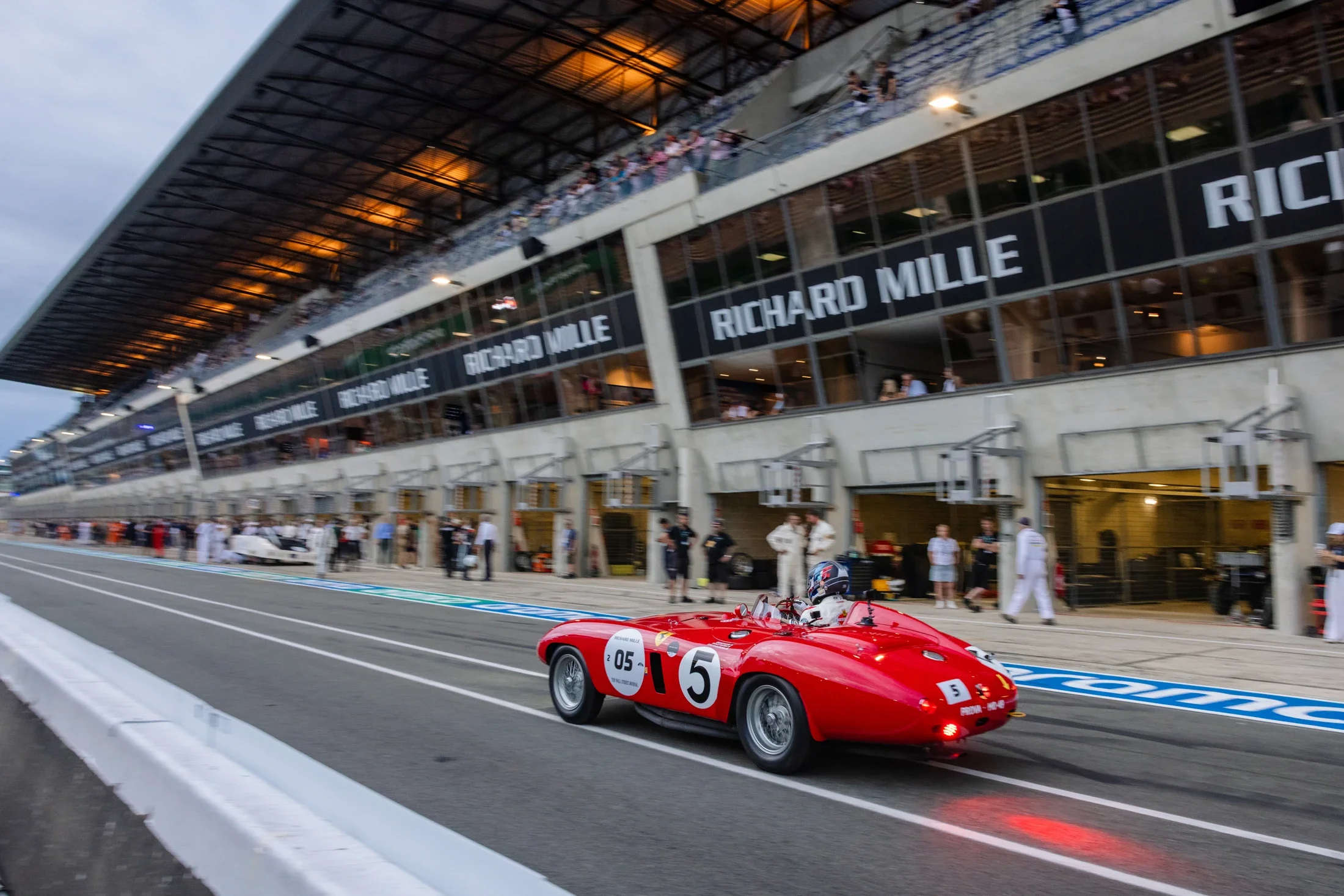 photographe automobile bourg en bresse – 24H du Mans classic 2025 Ferrari pitlane
