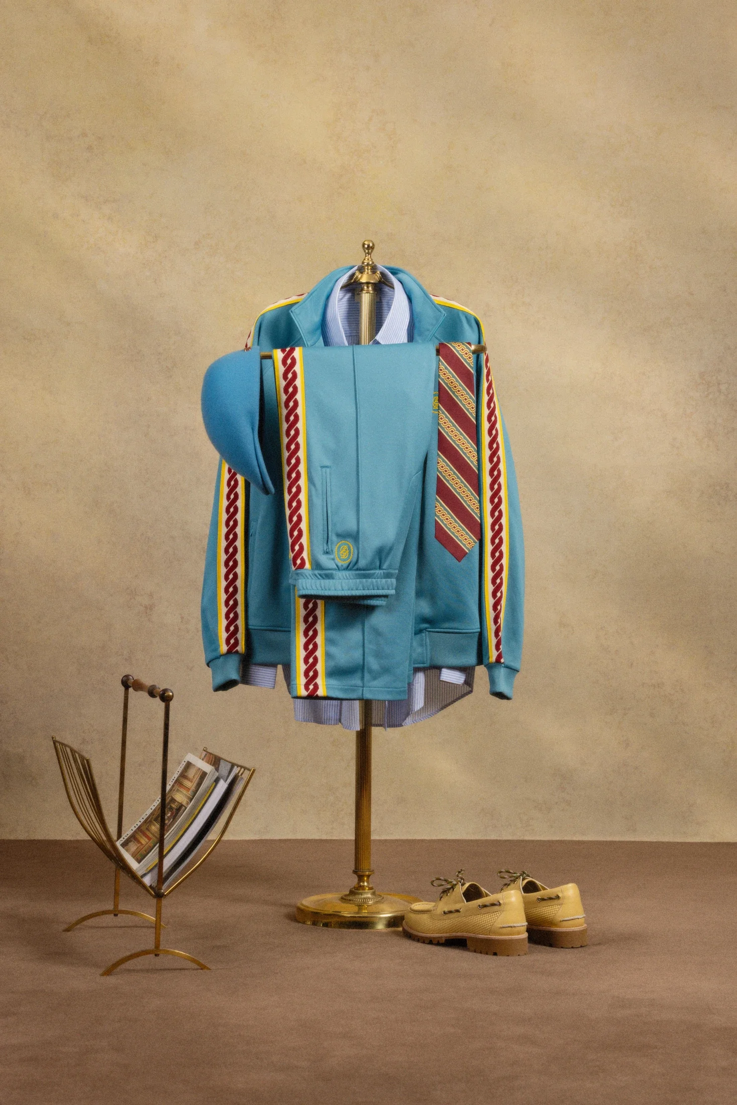 photographe produit bourg en bresse – image e-commerce réseaux sociaux Drôle de Monsieur portant look chaussure