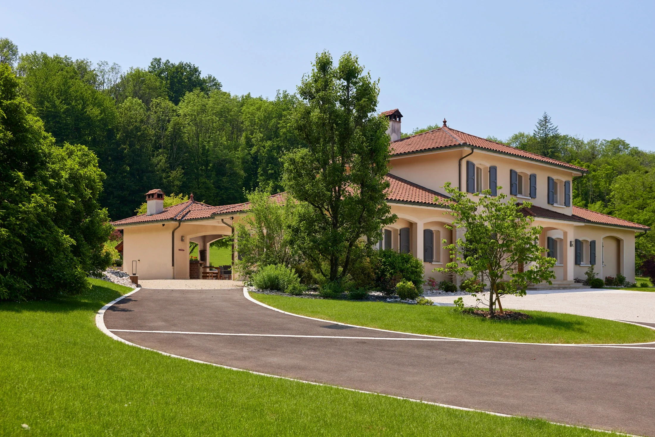 photographe immobilier bourg en bresse – Villa avec piscine et architecture paysagère
