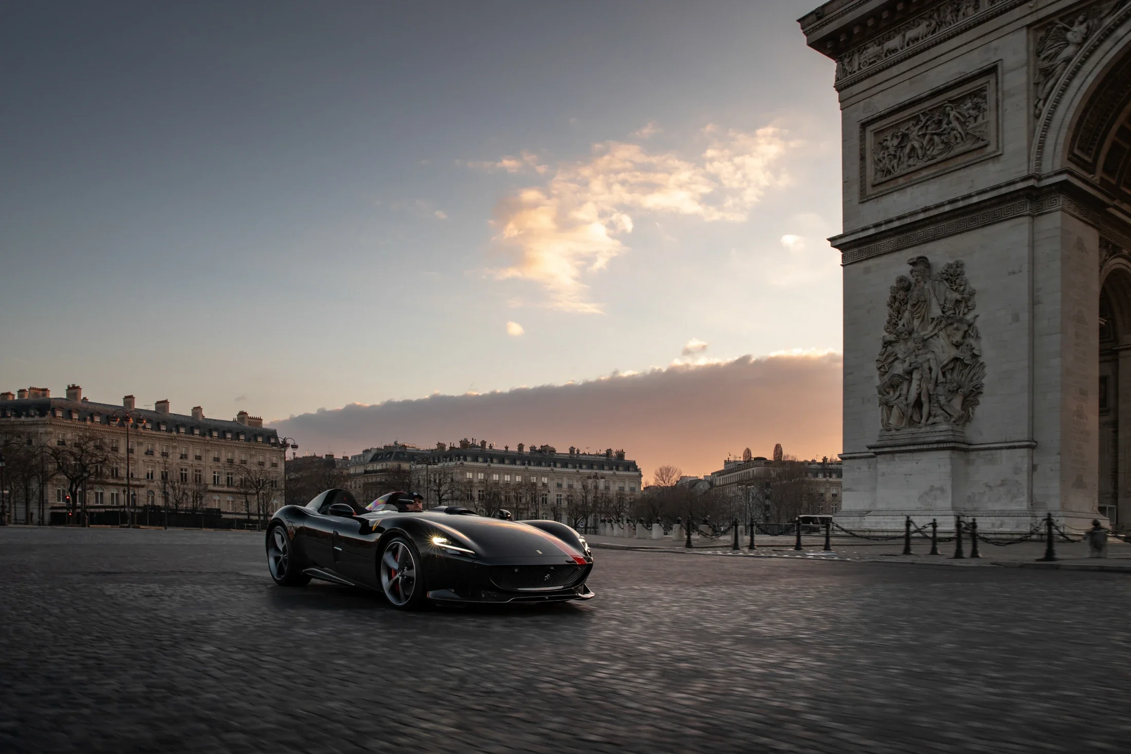 photographe automobile bourg en bresse – Statique Ferrari Monza SP2 collectionneur Paris Arc de Triomphe
