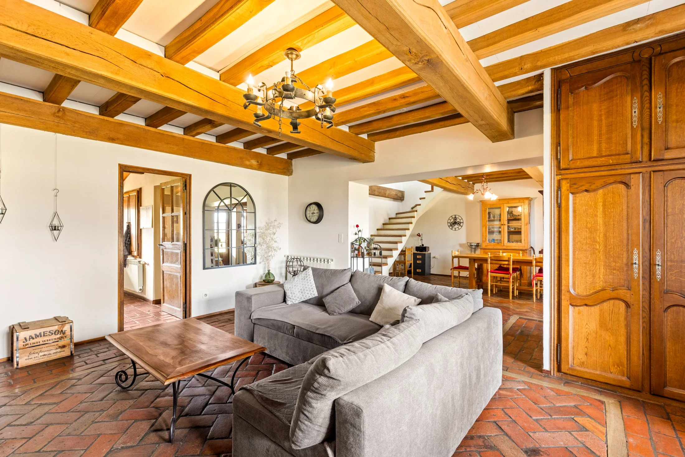 photographe immobilier bourg en bresse – Salon d'une ferme bressane à Saint Etienne du Bois vendue par Acti Immo