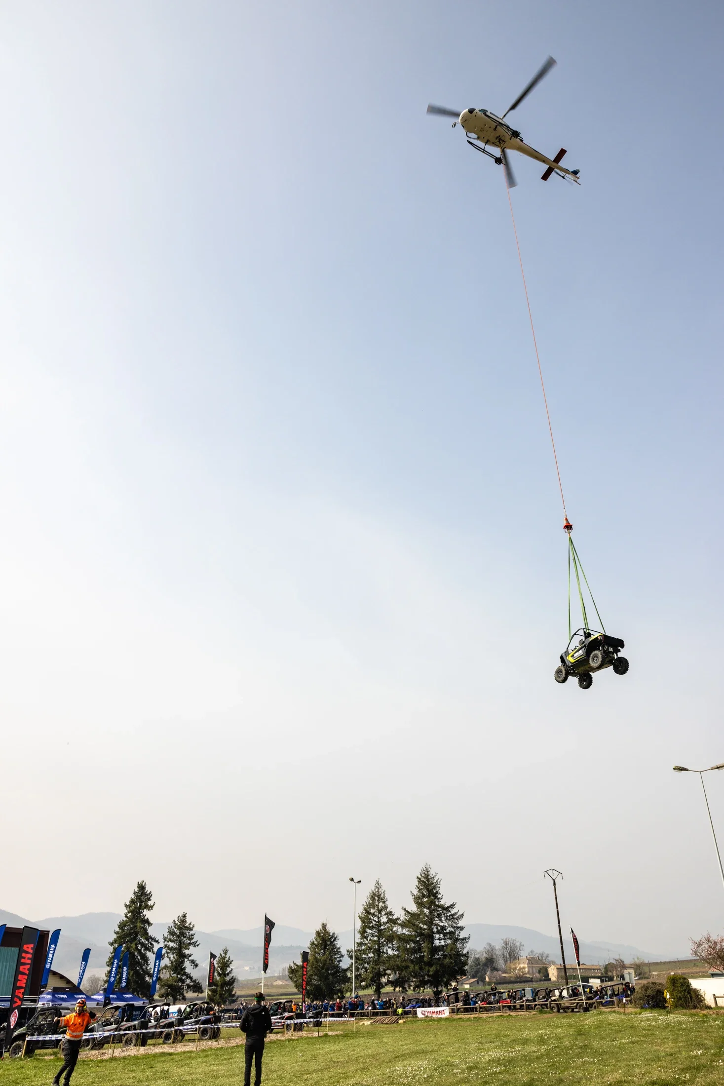 photographe évènementiel bourg en bresse – Reportage évènement Yamaha Off Road expérience dans le Beaujolais, largage d'un SSV Yamaha par hélicoptère
