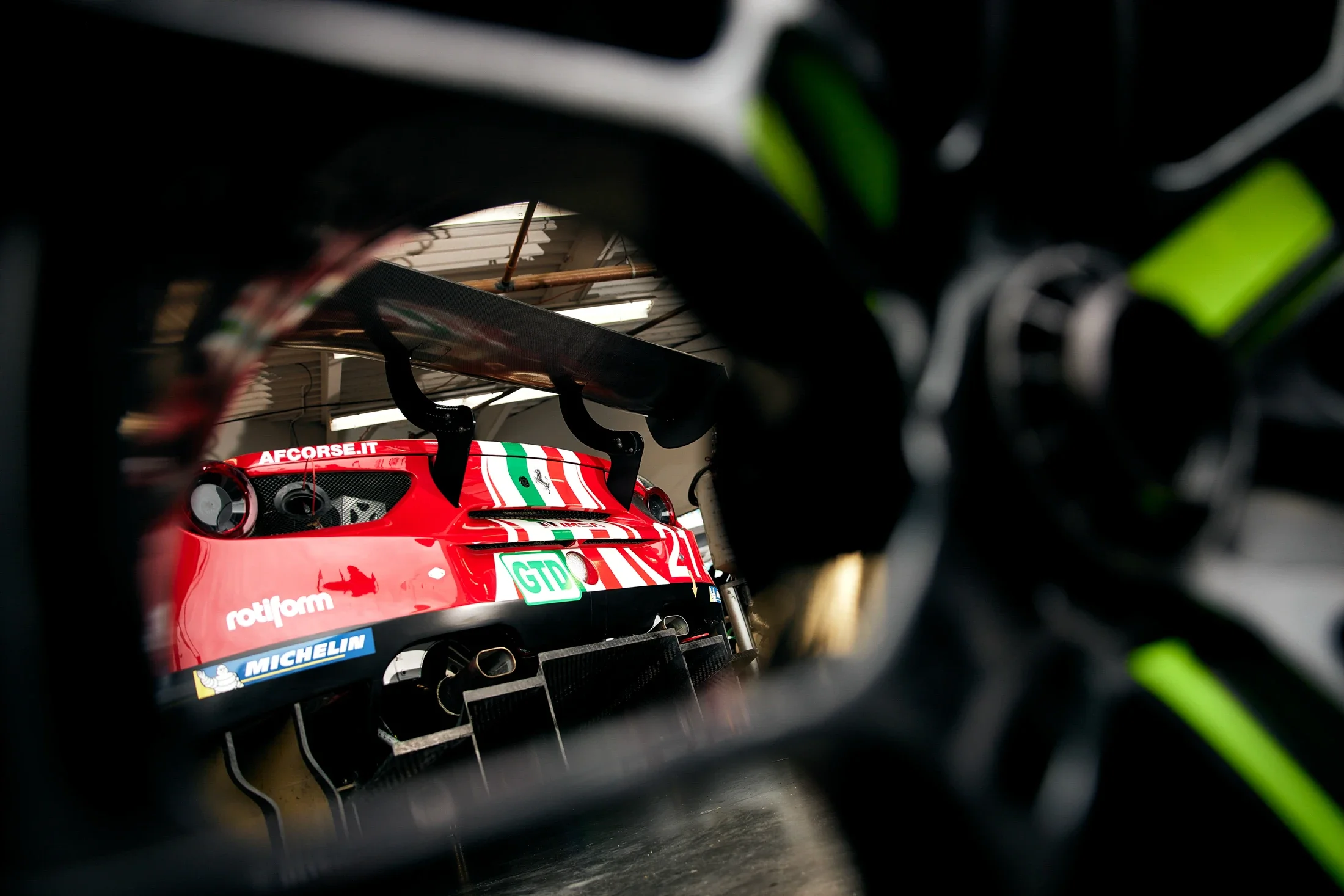 photographe automobile bourg en bresse – 24H de Daytona USA IMSA détail Ferrari 488 GTD a travers roue