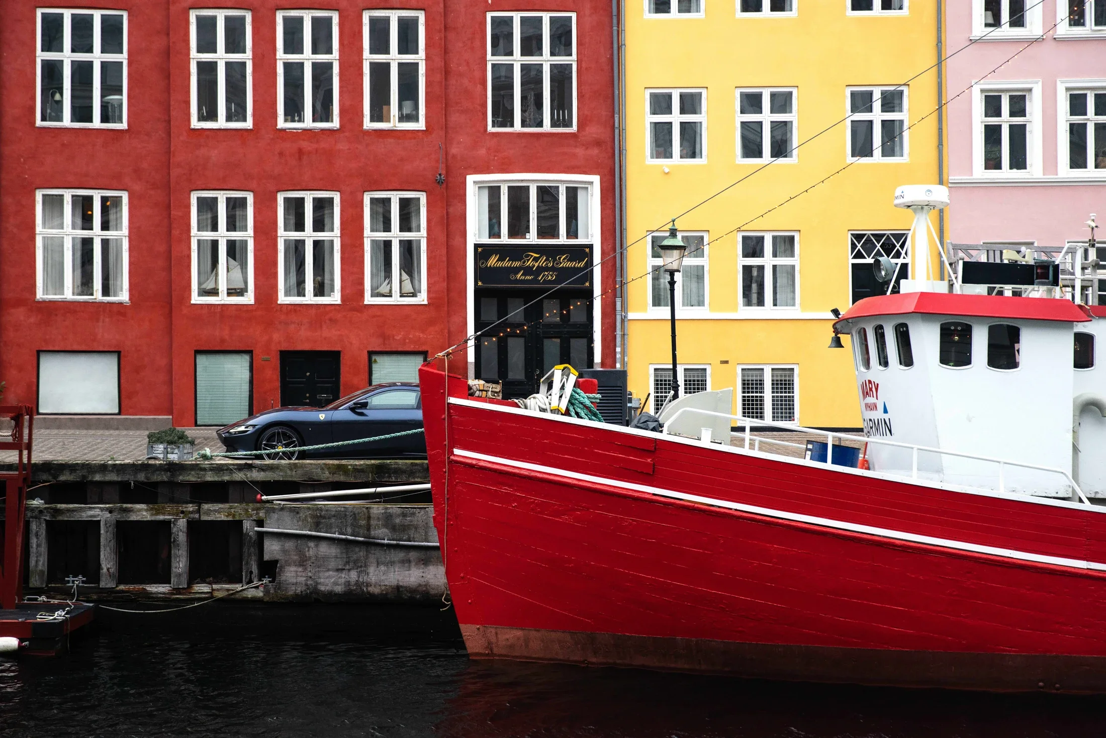 photographe automobile bourg en bresse – image communication Ferrari Roma Copenhague Nihavn street bateau maison couleur