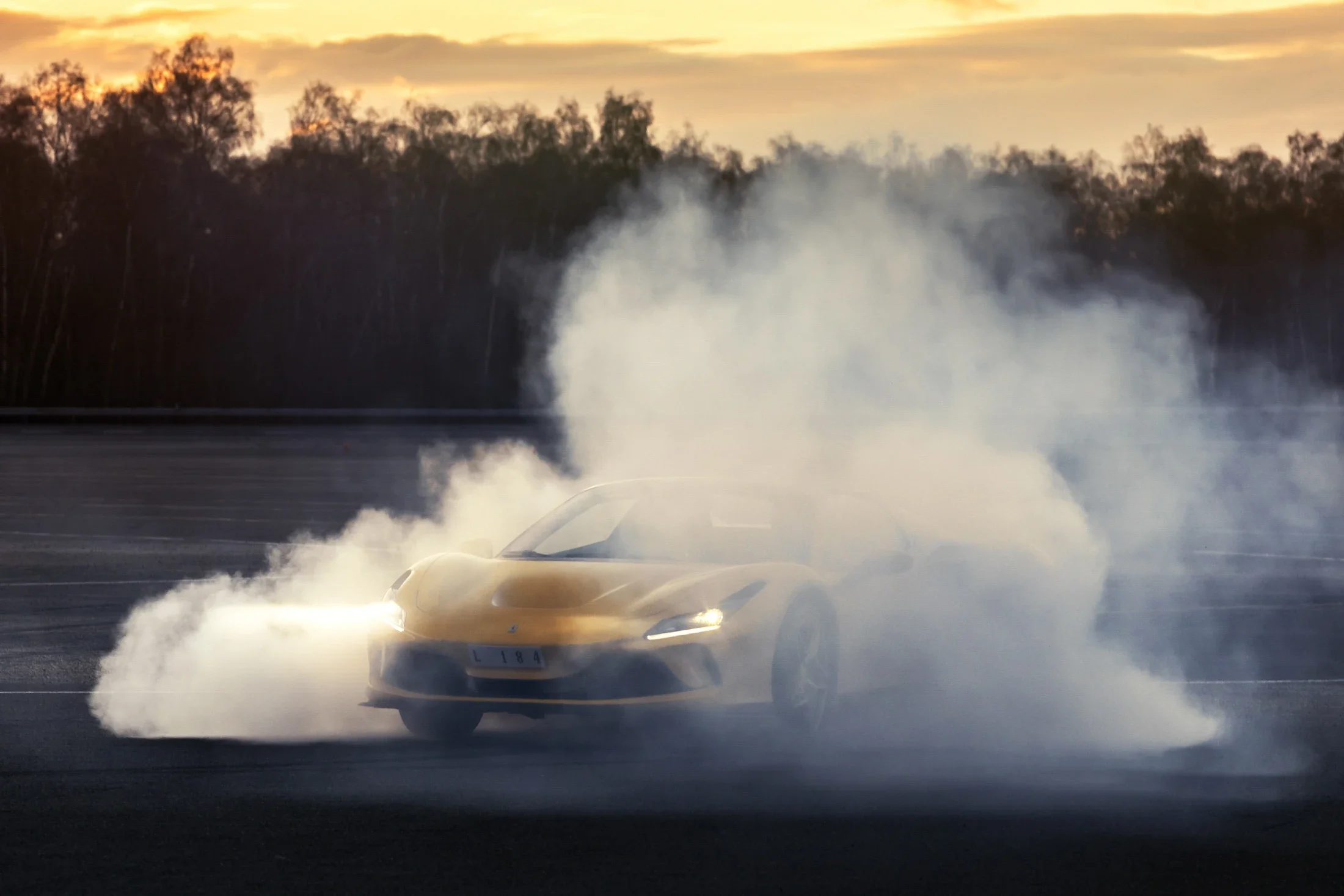 photographe automobile bourg en bresse – Ferrari F8 Tributo test drive France fumée