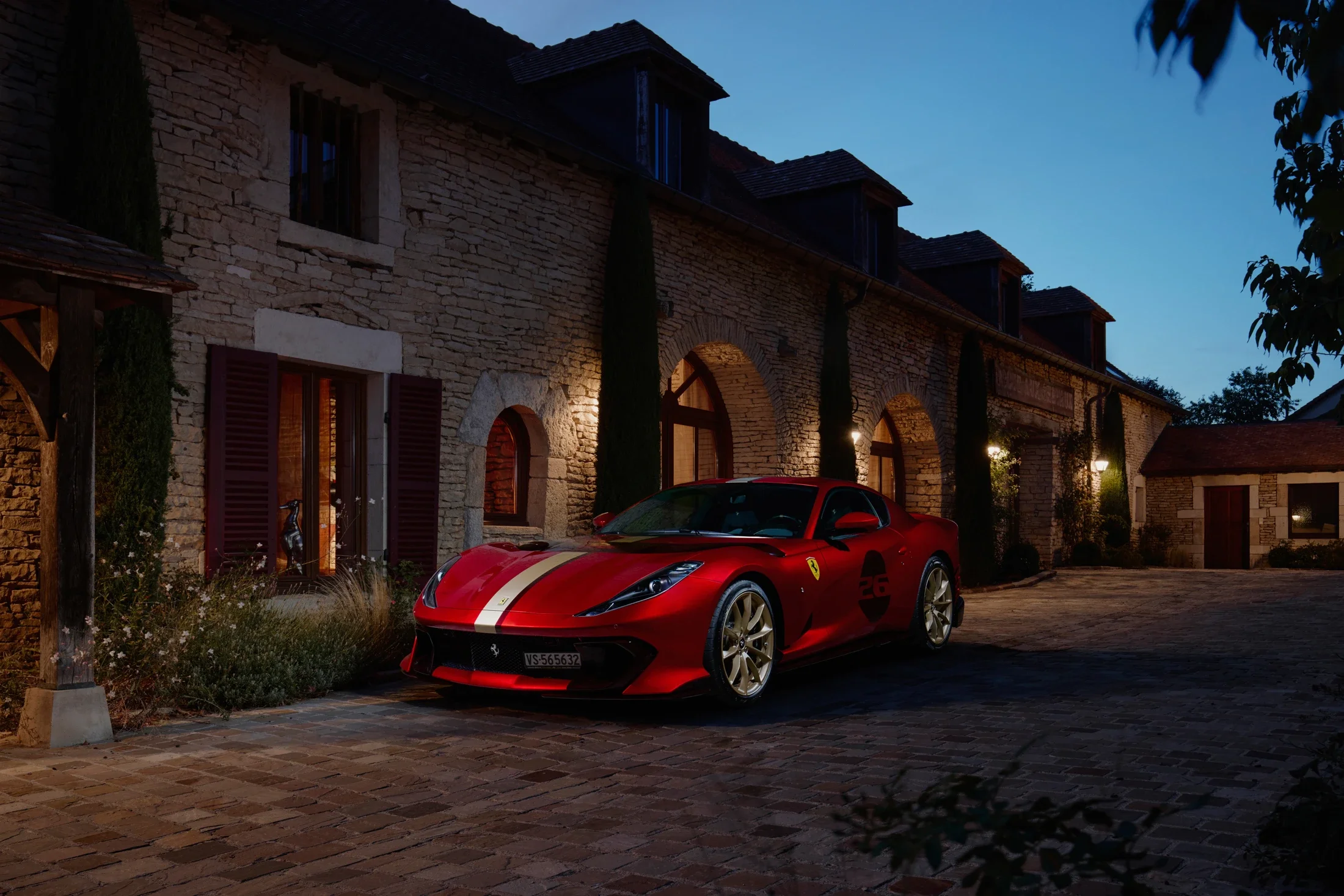 photographe automobile bourg en bresse – shooting collectionneur particulier Ferrari 812 Competizione maison bourgogne nuit ambiance