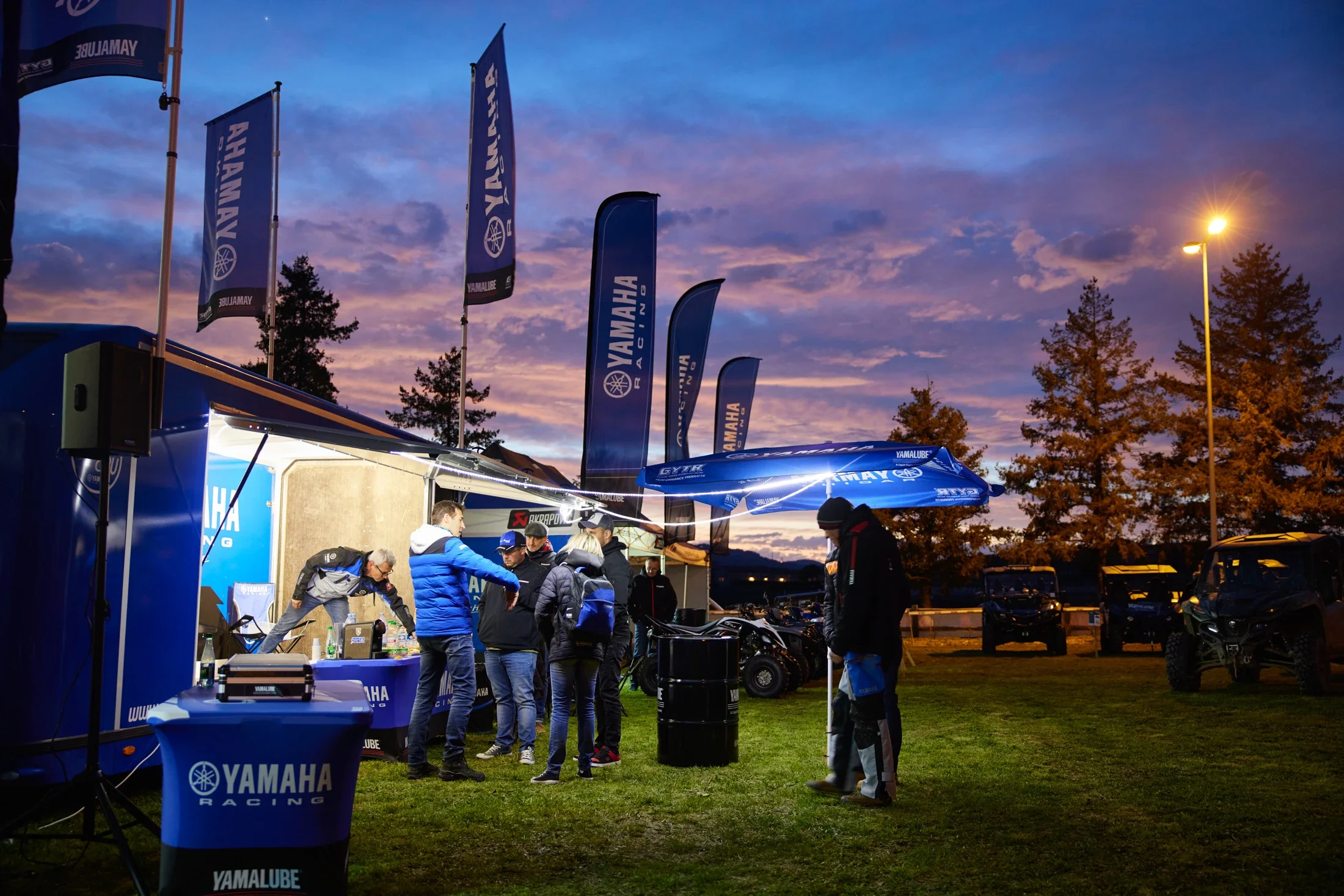 photographe évènementiel bourg en bresse – Reportage évènement Yamaha Off Road expérience dans le Beaujolais, apéritif avec un beau ciel