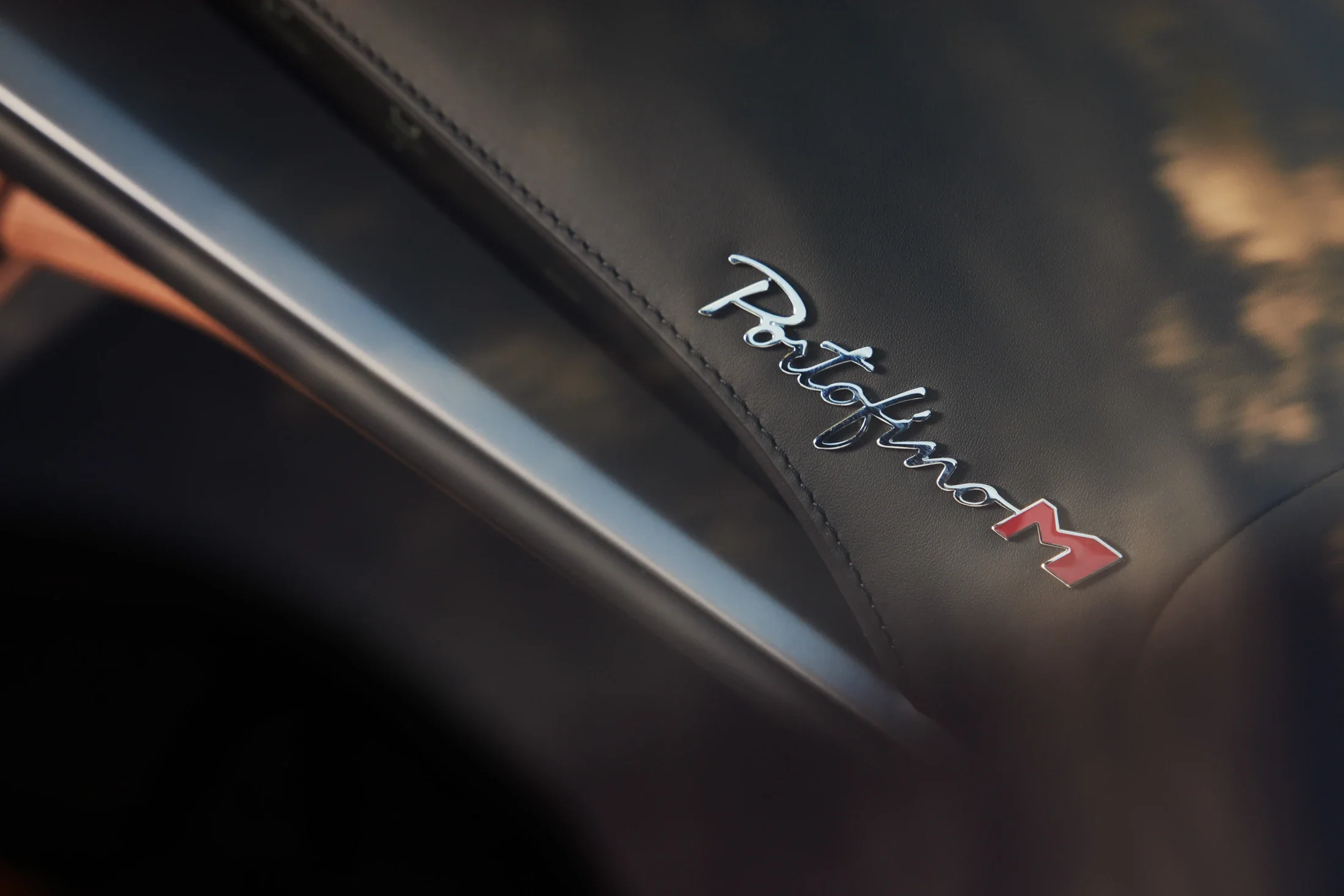 photographe automobile bourg en bresse – Statique Ferrari Portofino M Martin Solveig détail logo 