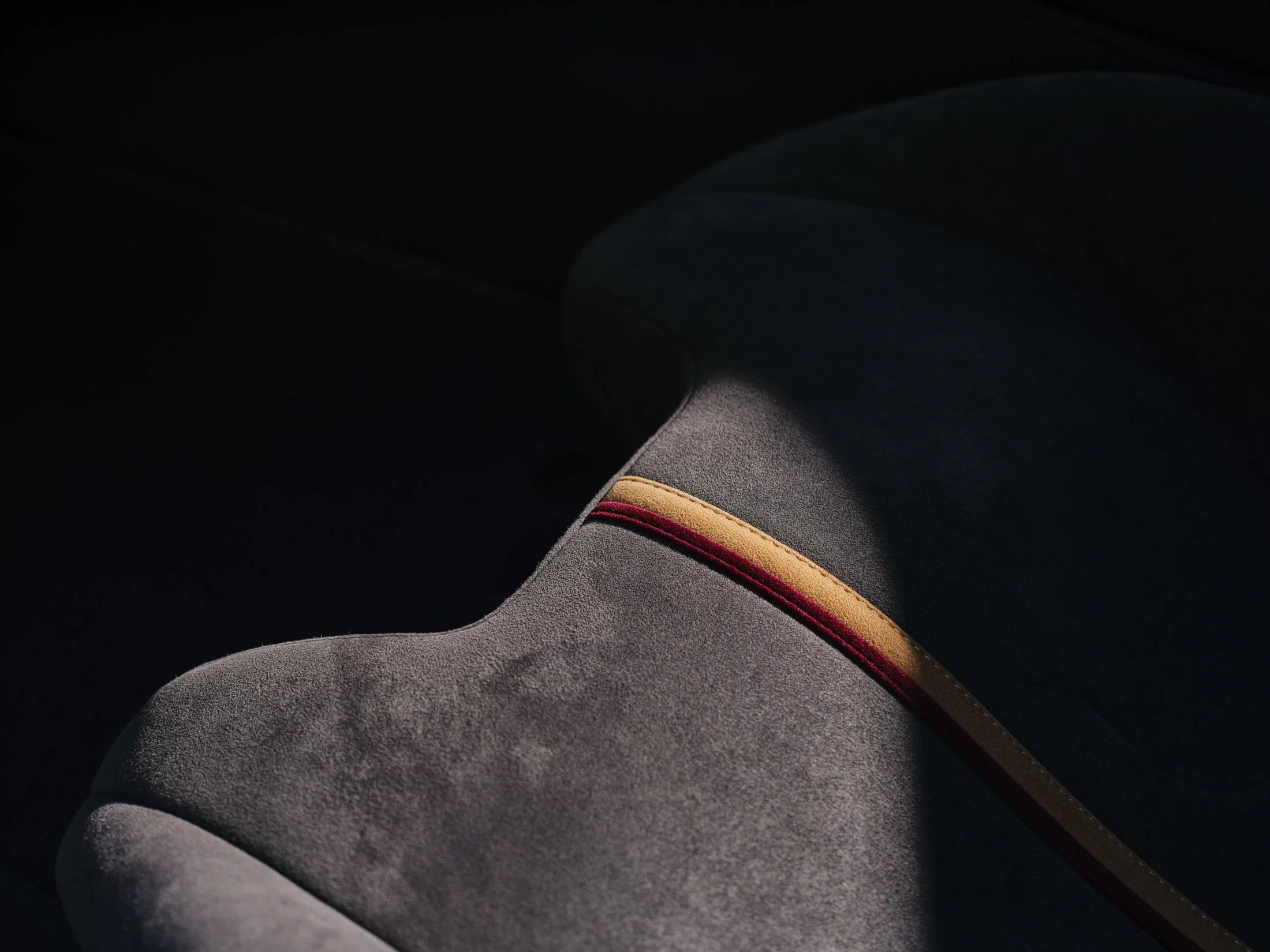 photographe automobile bourg en bresse – shooting collectionneur particulier Ferrari 812 Competizione maison bourgogne détail siège couture couleur