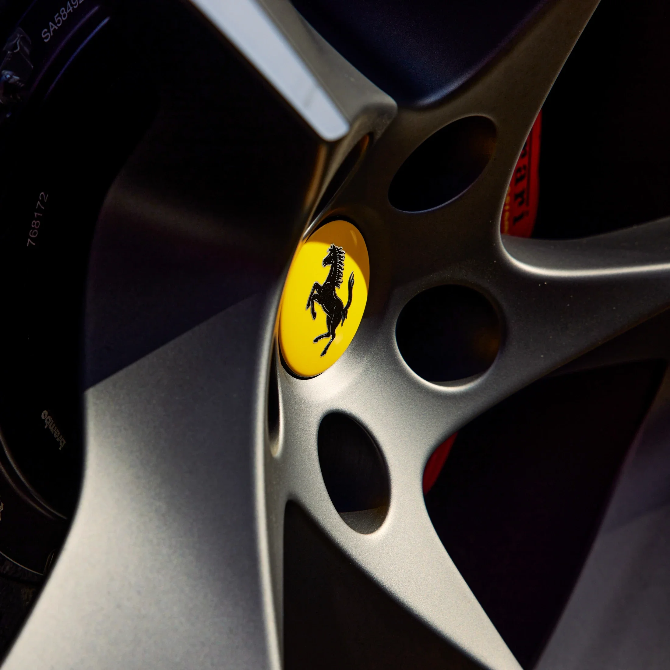 photographe automobile bourg en bresse – Essaie Presse world Ferrari Daytona SP3 circuit Bugatti Le Mans détail rouge