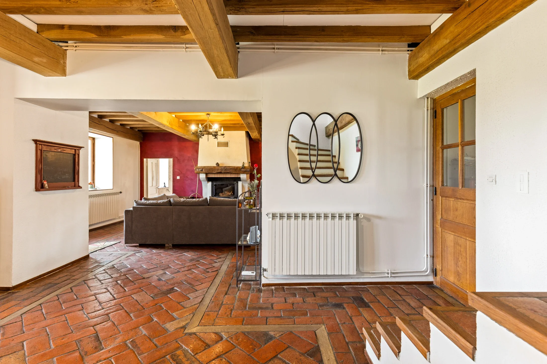 photographe immobilier bourg en bresse – Entrée d'une ferme bressane à Saint Etienne du Bois vendue par Acti Immo