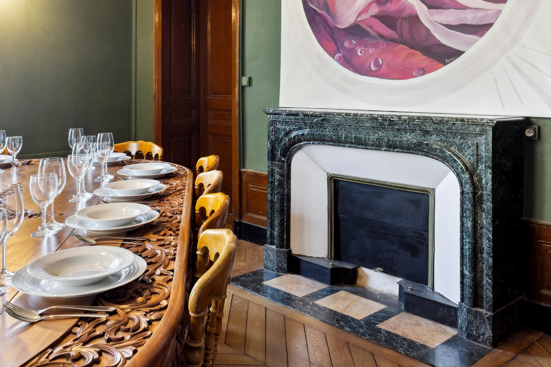 photographe immobilier bourg en bresse – Cheminée dans la salle à manger du Manoir Séquoia