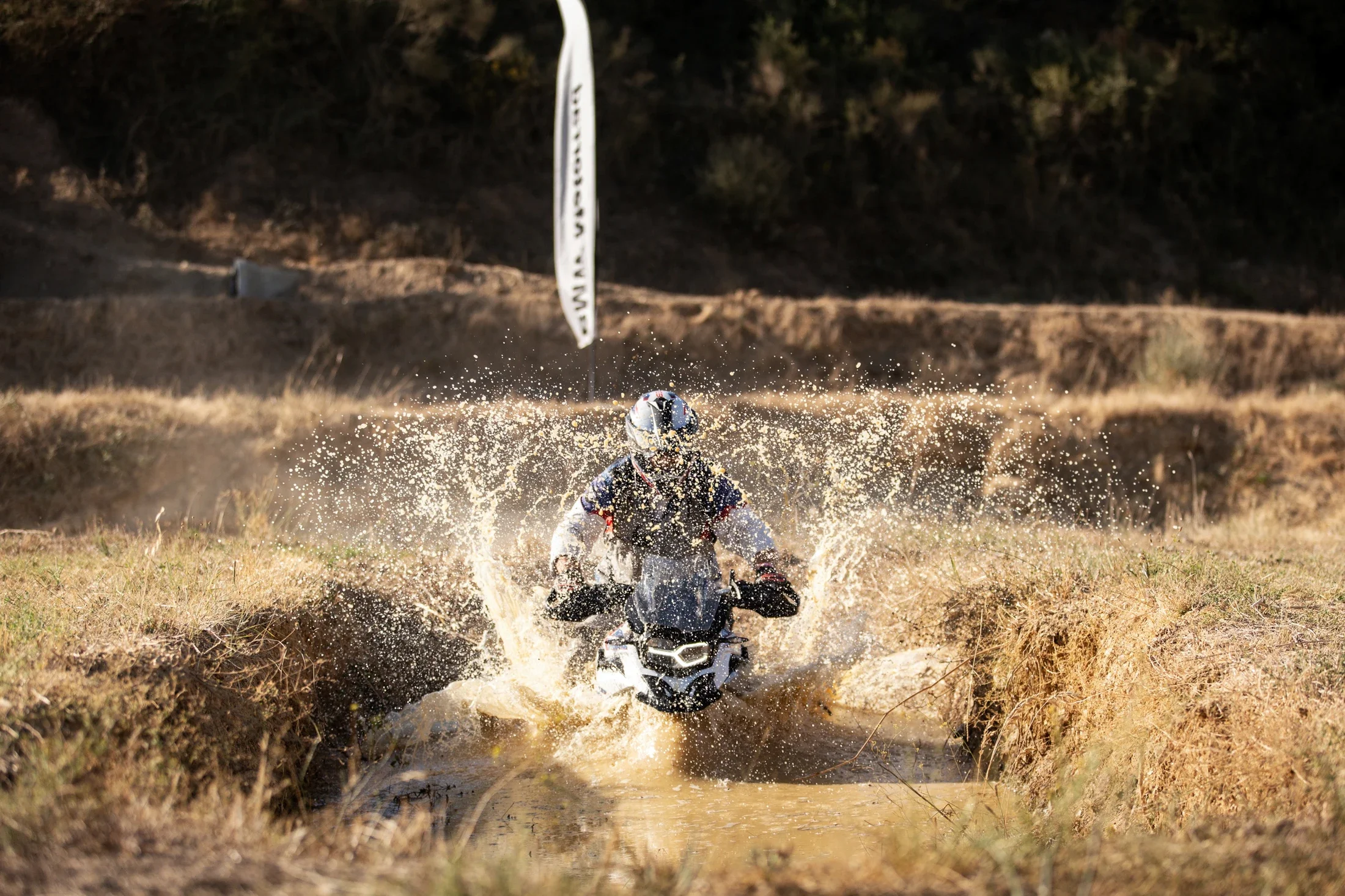 image communication BMW motorrad GS Trophy sud de la France boue éclaboussure eau