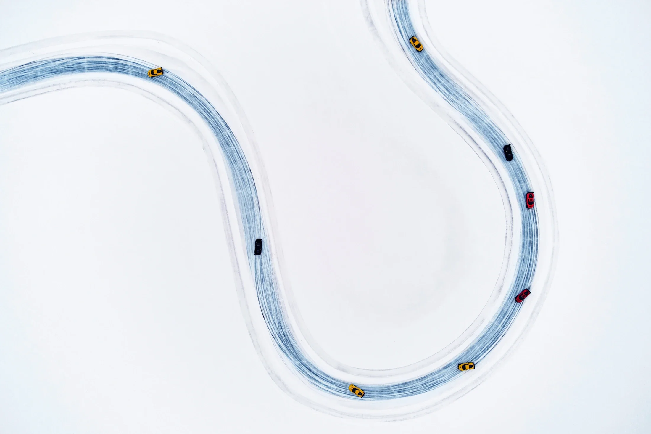 photographe automobile bourg en bresse – Groupe voiture Ferrari 488 challenge circuit glace neige Laponie Lapland Ice Driving glisse drone